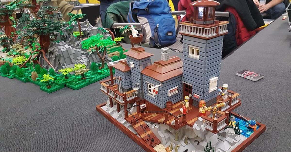 ExpoziÈie Cu Sute De JucÄrii La Muzeu Bihon