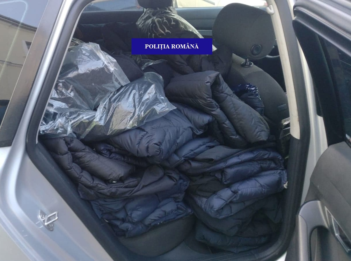 foto 3 imbracaminte confiscata SICE