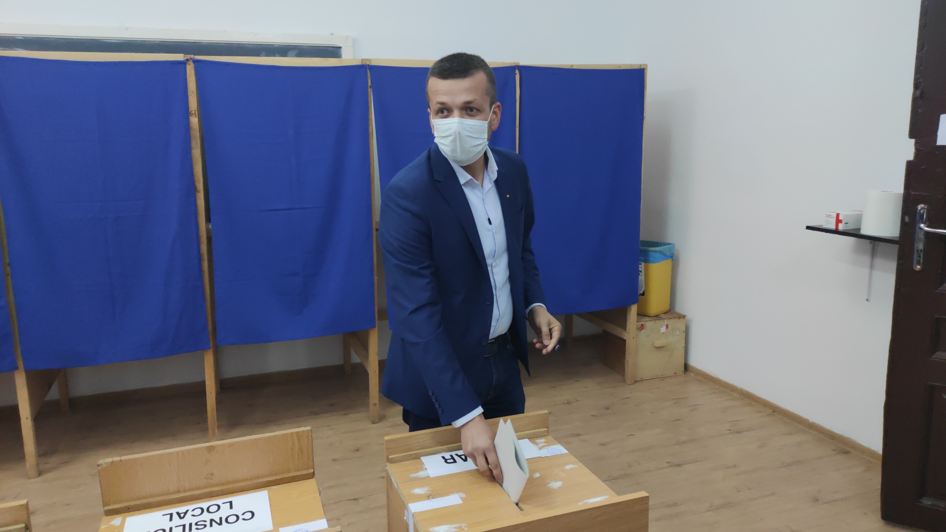 FOTO: Florin Birta a votat la Liceul Ady Endre din Oradea, alături de soția sa, Larisa 27.09.2020