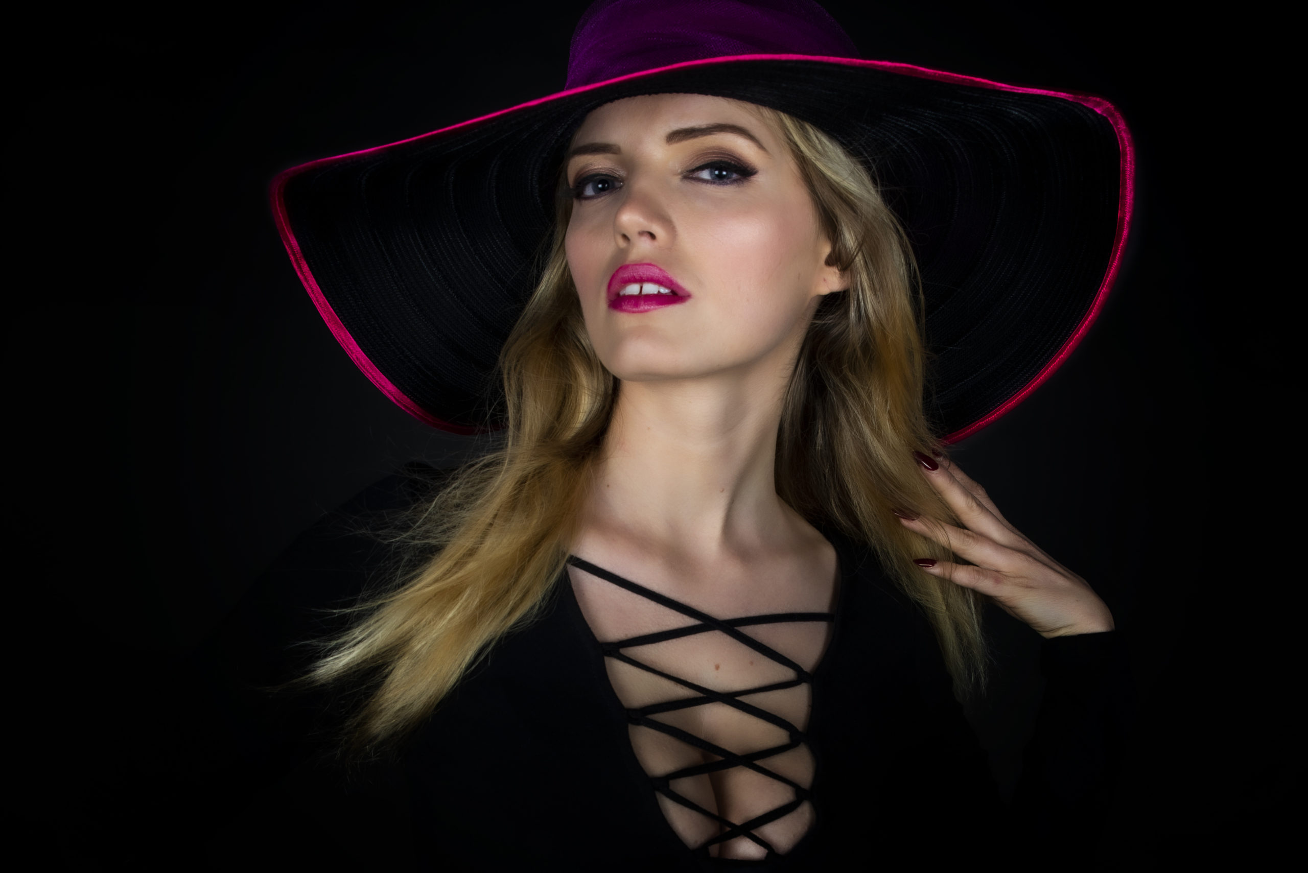 Antonia Pop good lookong hat