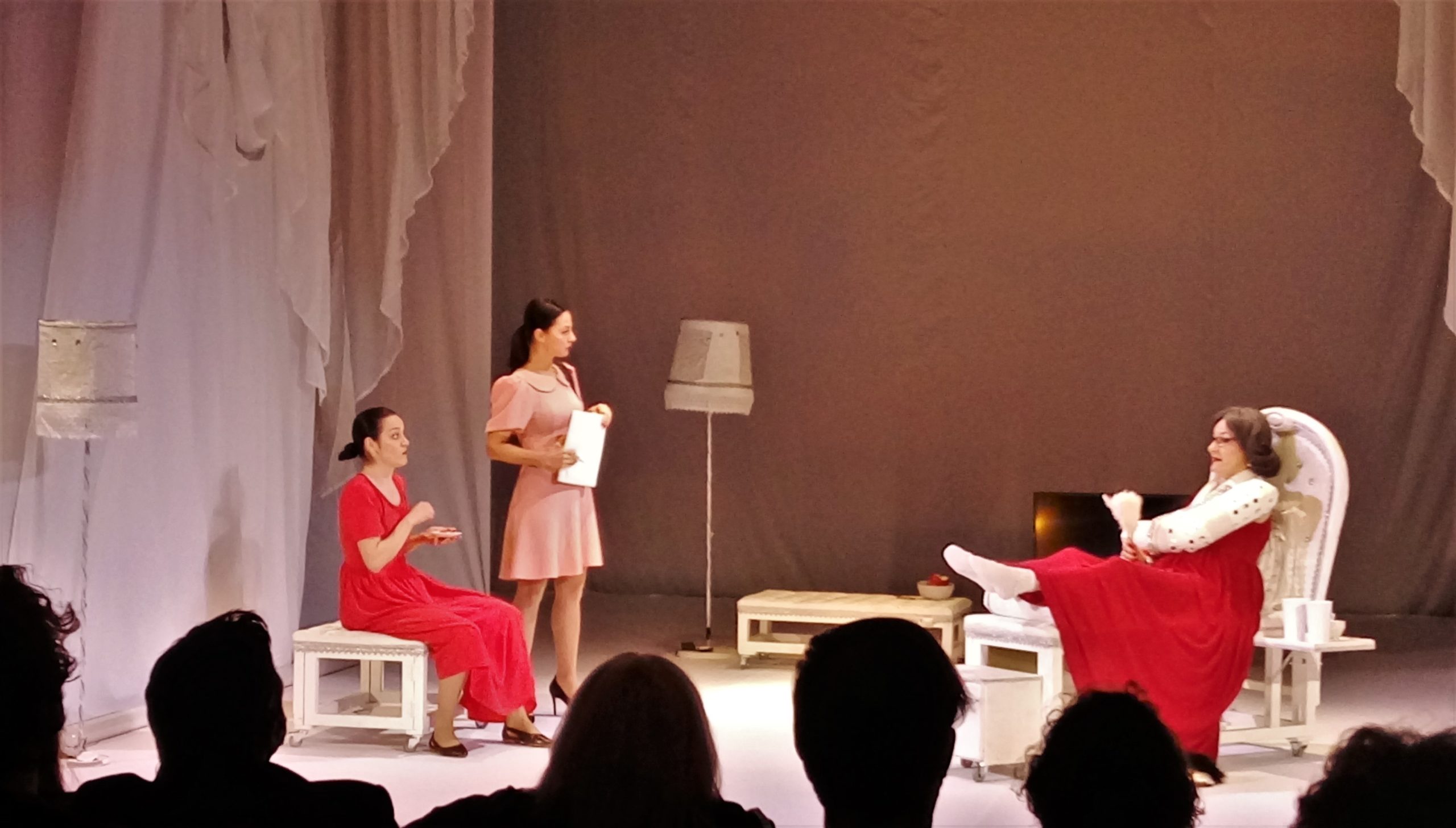 trei femei inalte (1)