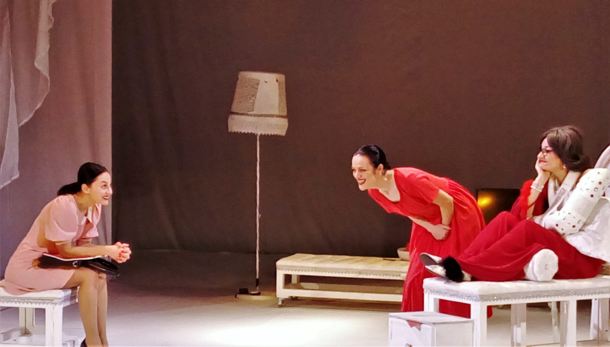 trei femei inalte (7)