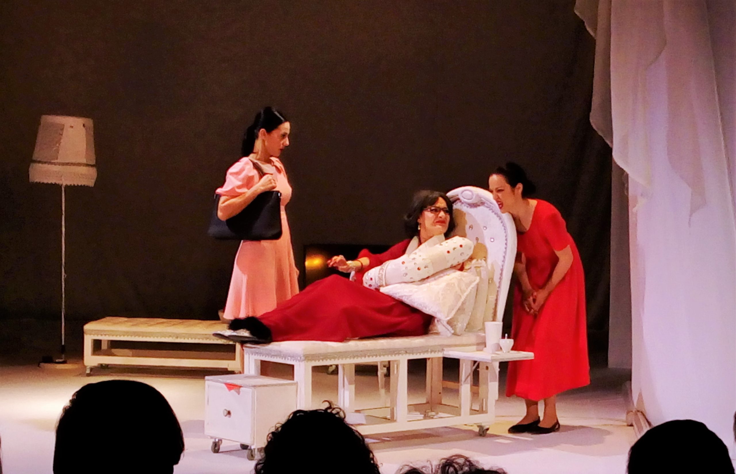 trei femei inalte (8)