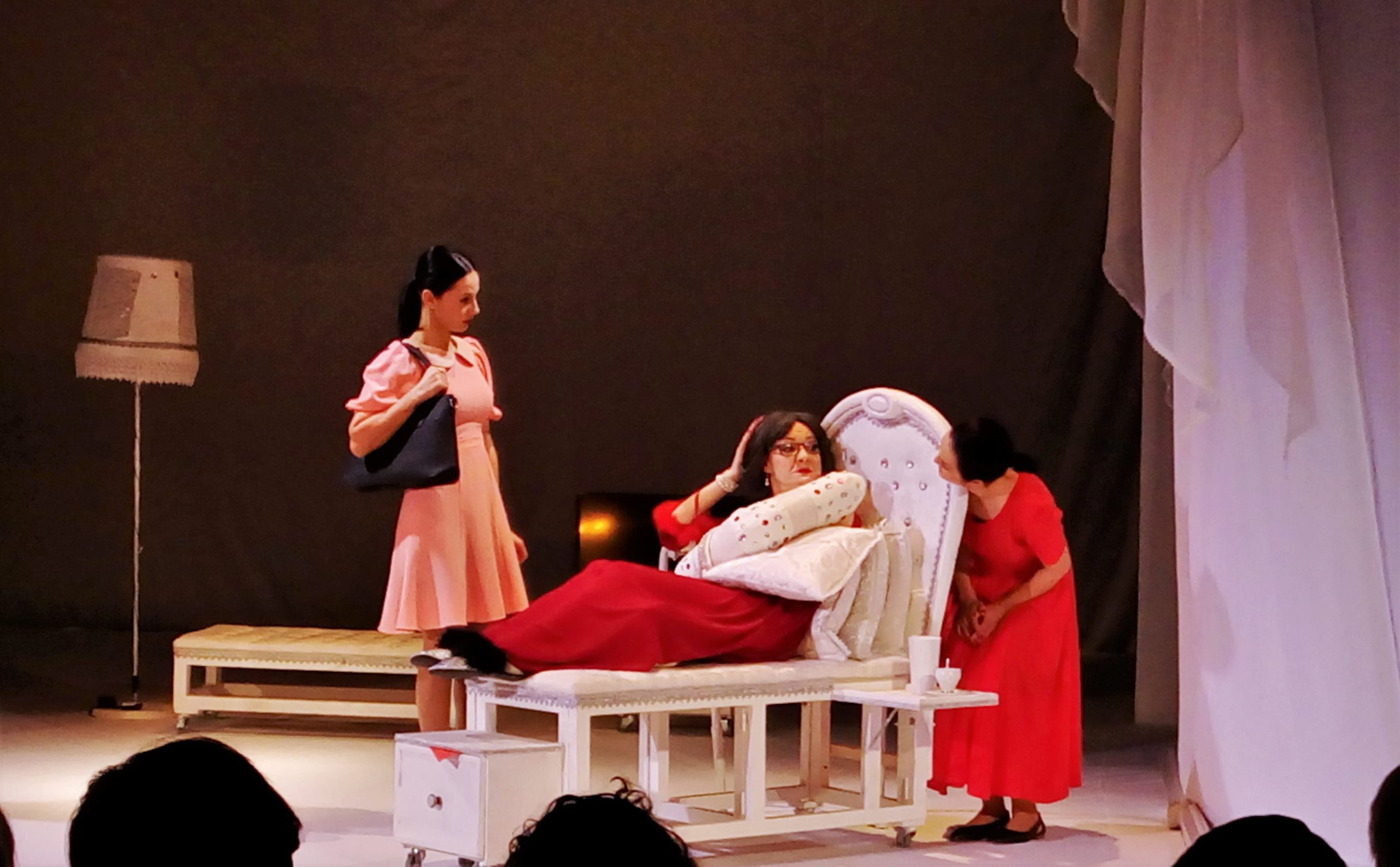 trei femei inalte (9)