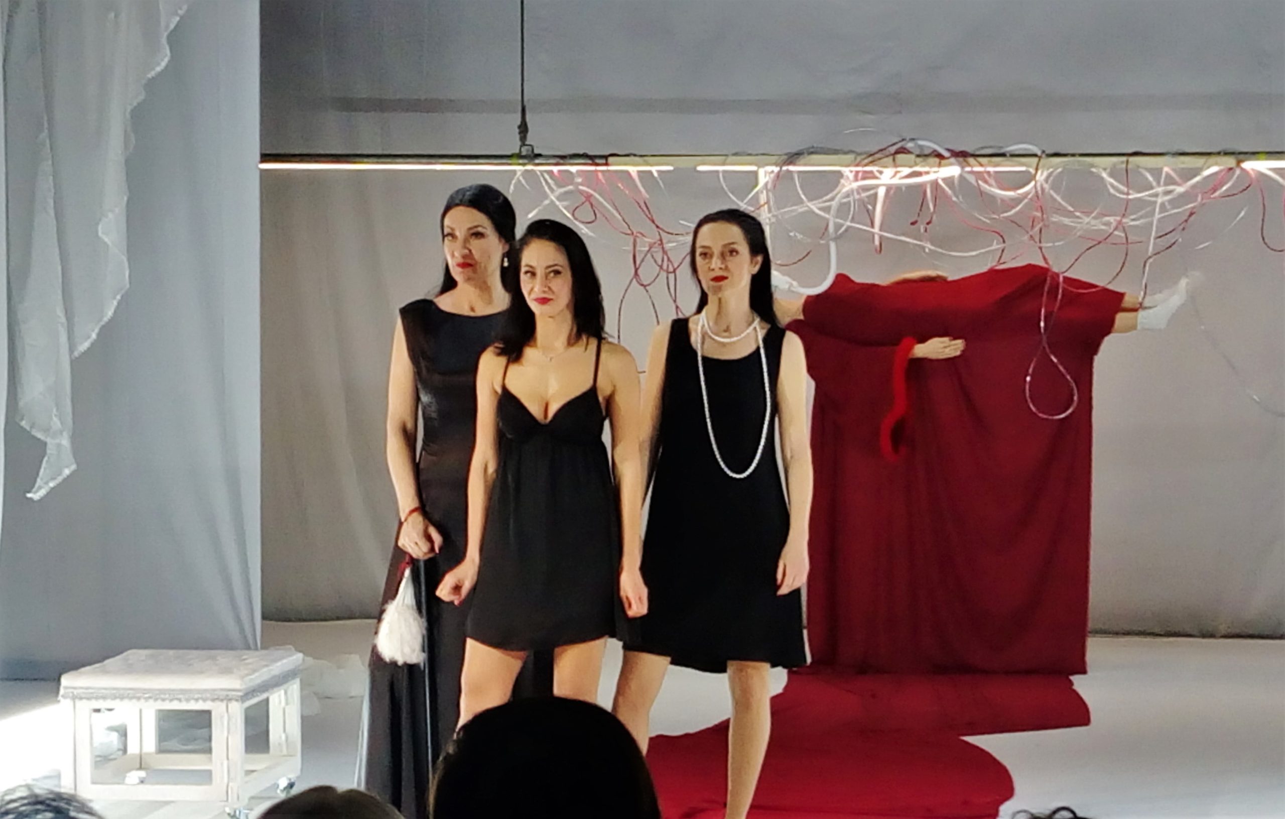 trei femei inalte (13)