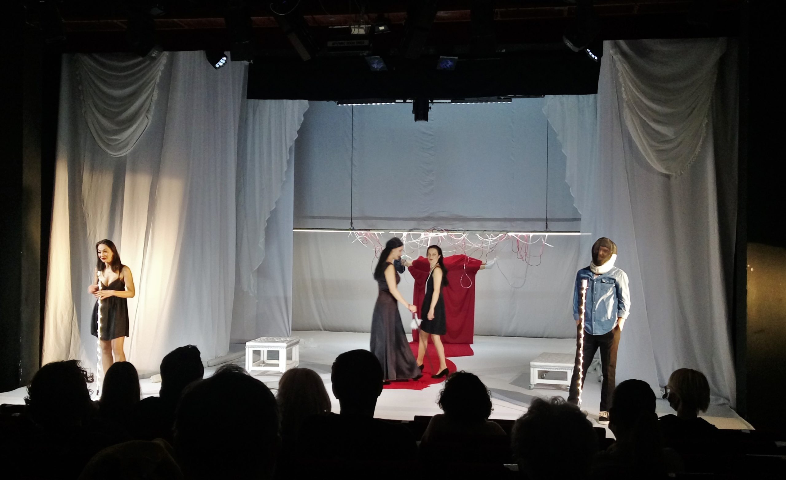 trei femei inalte (14)