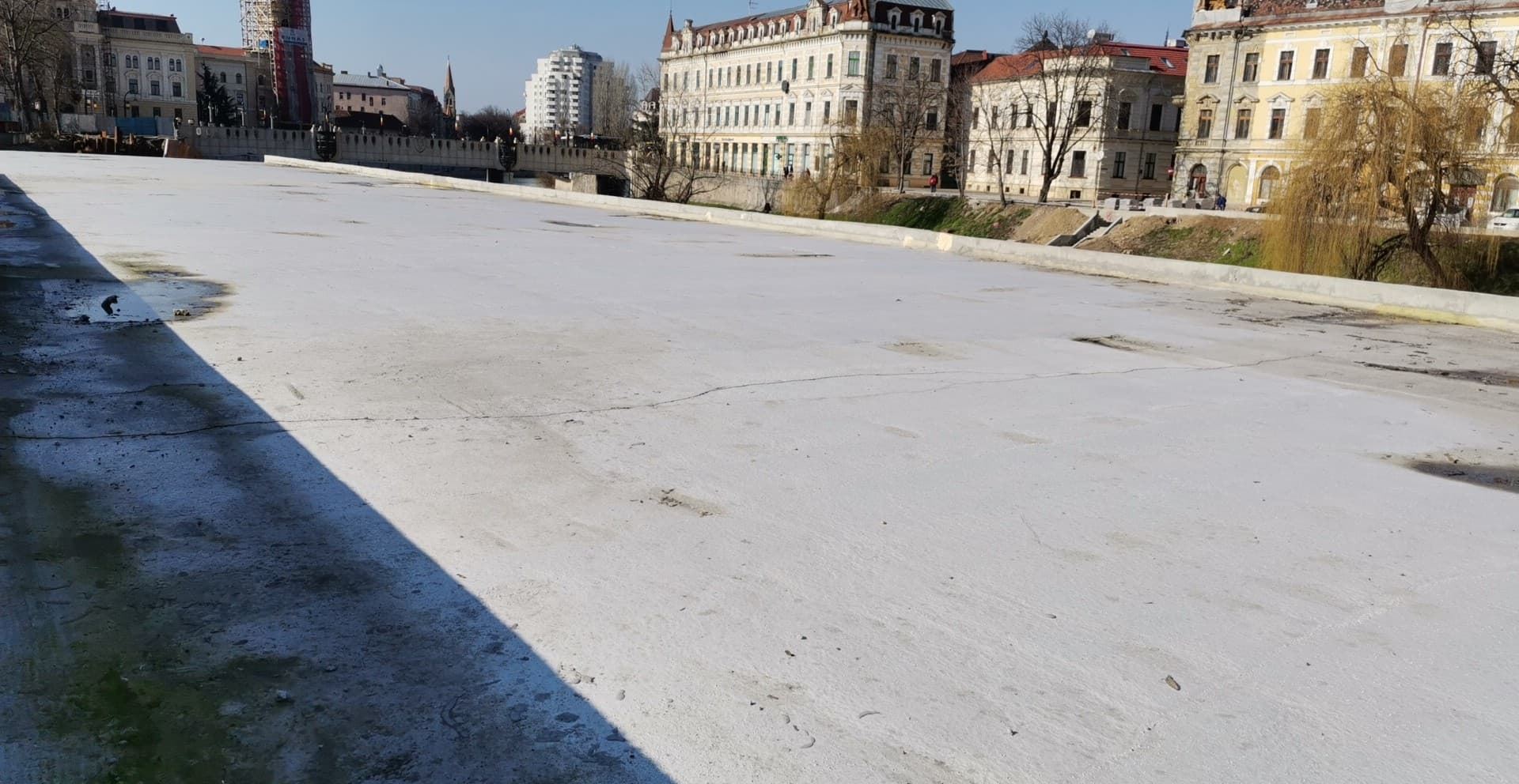 Fisuri Parcarea subterană Independenței (3)