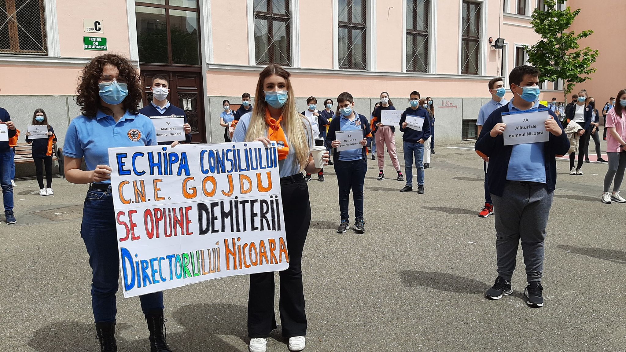 FOTO: Protest în curtea liceului Gojdu 24.05.2021