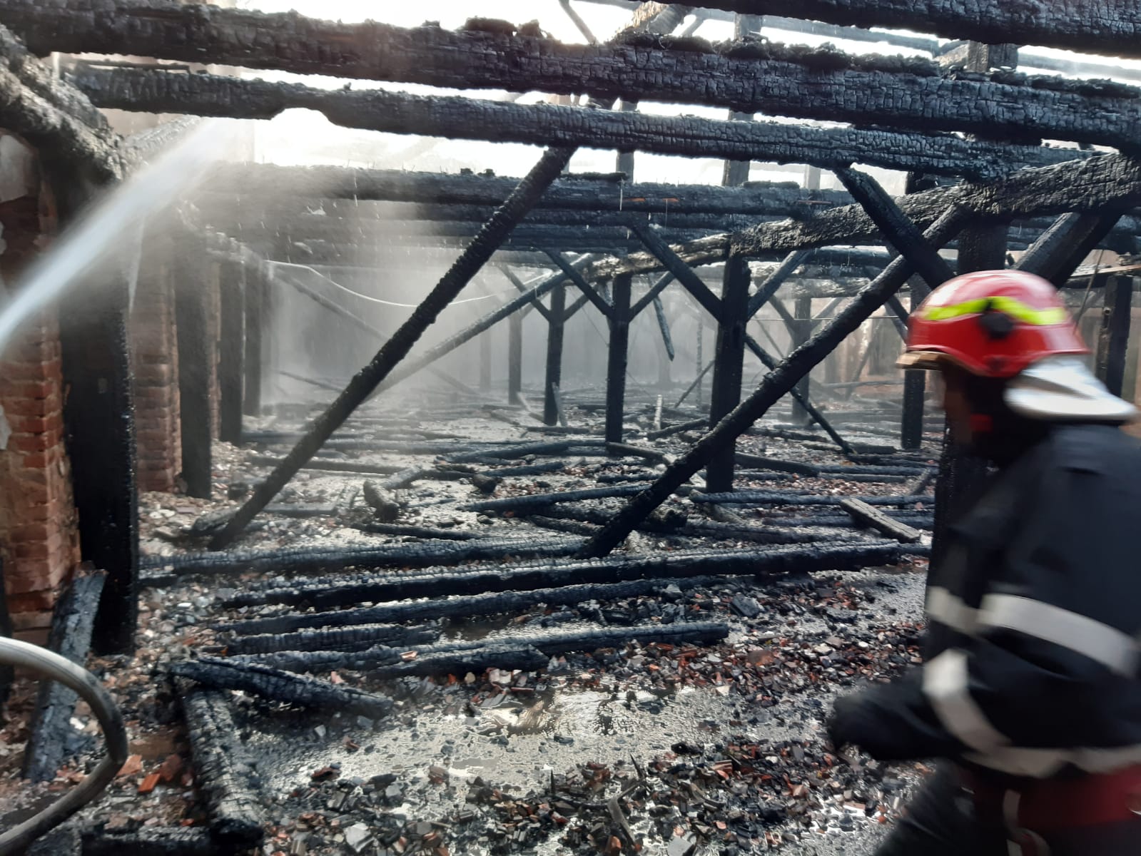 incendiu valea lui mihai fabrica tutun (2)