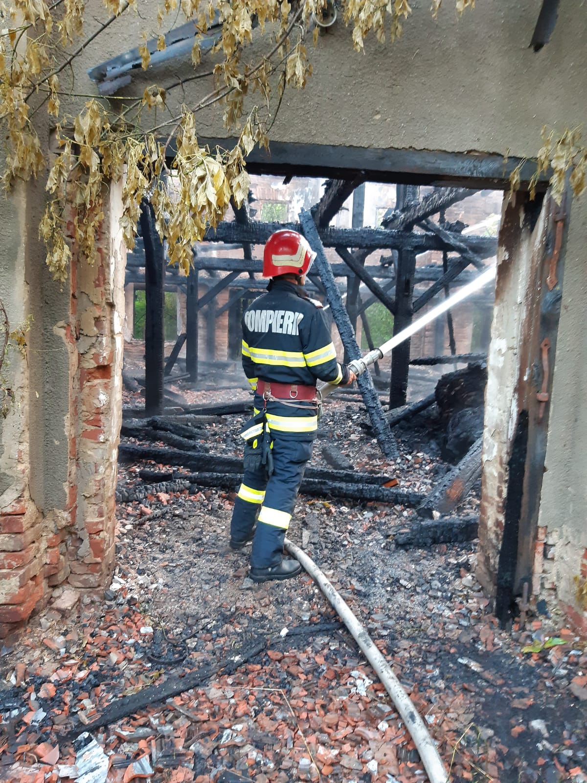 FOTO: Incendiu fosta fabrica de tutun Valea lui Mihai 02.08.2021