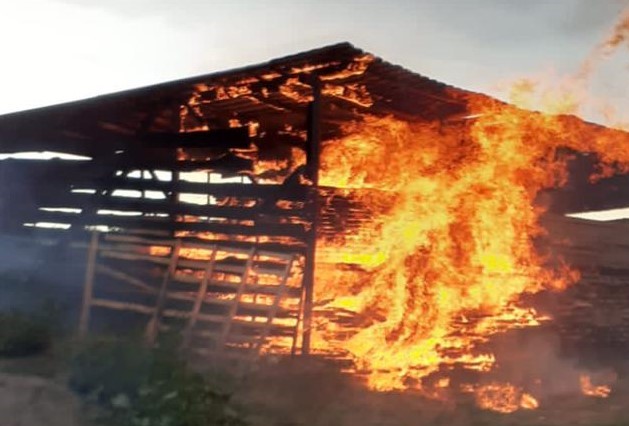 incendiu fabrica de mobila (3)