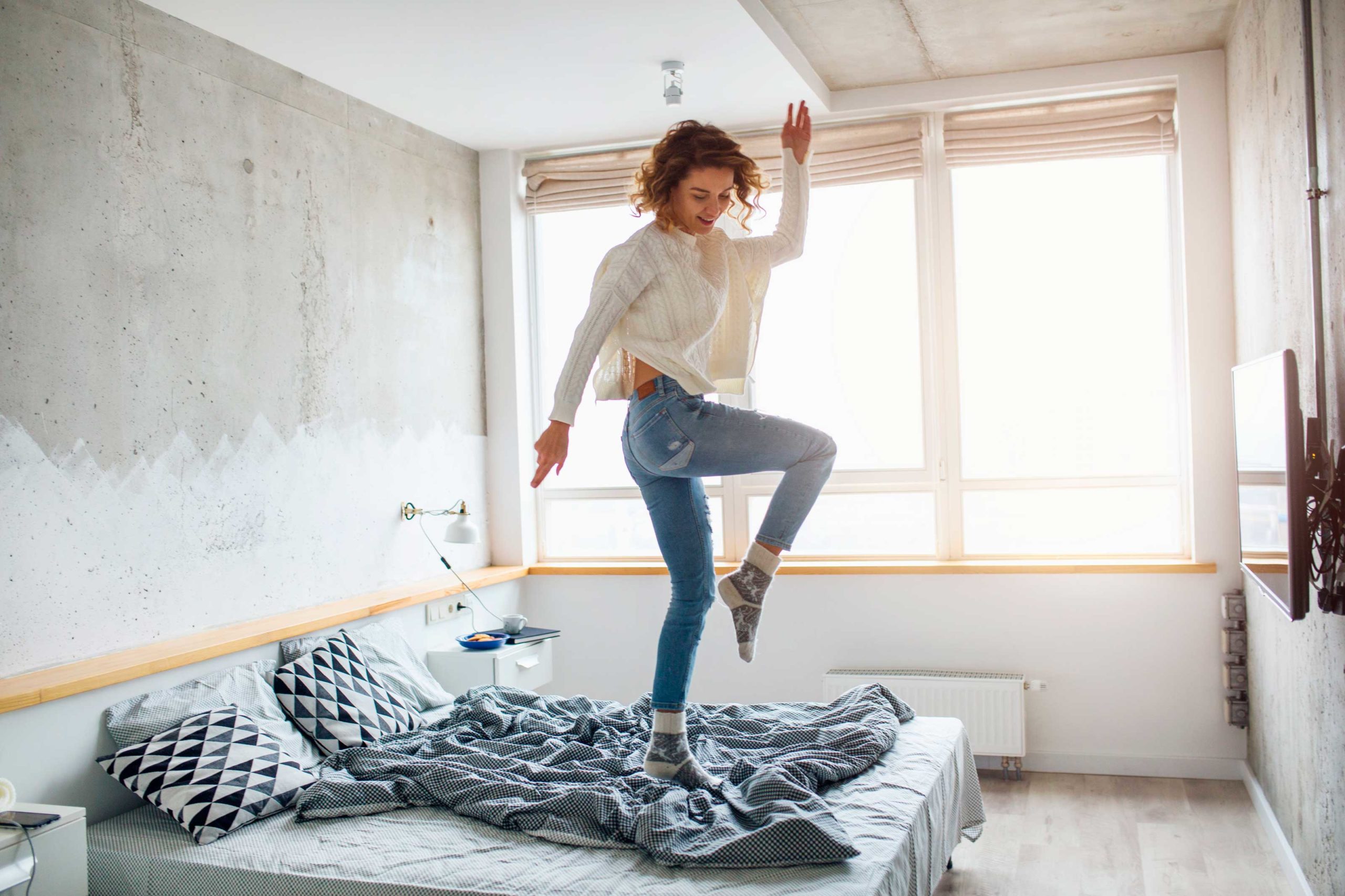 Mr-Jeff_Lifestyle_People_Jumping-in-a-bed