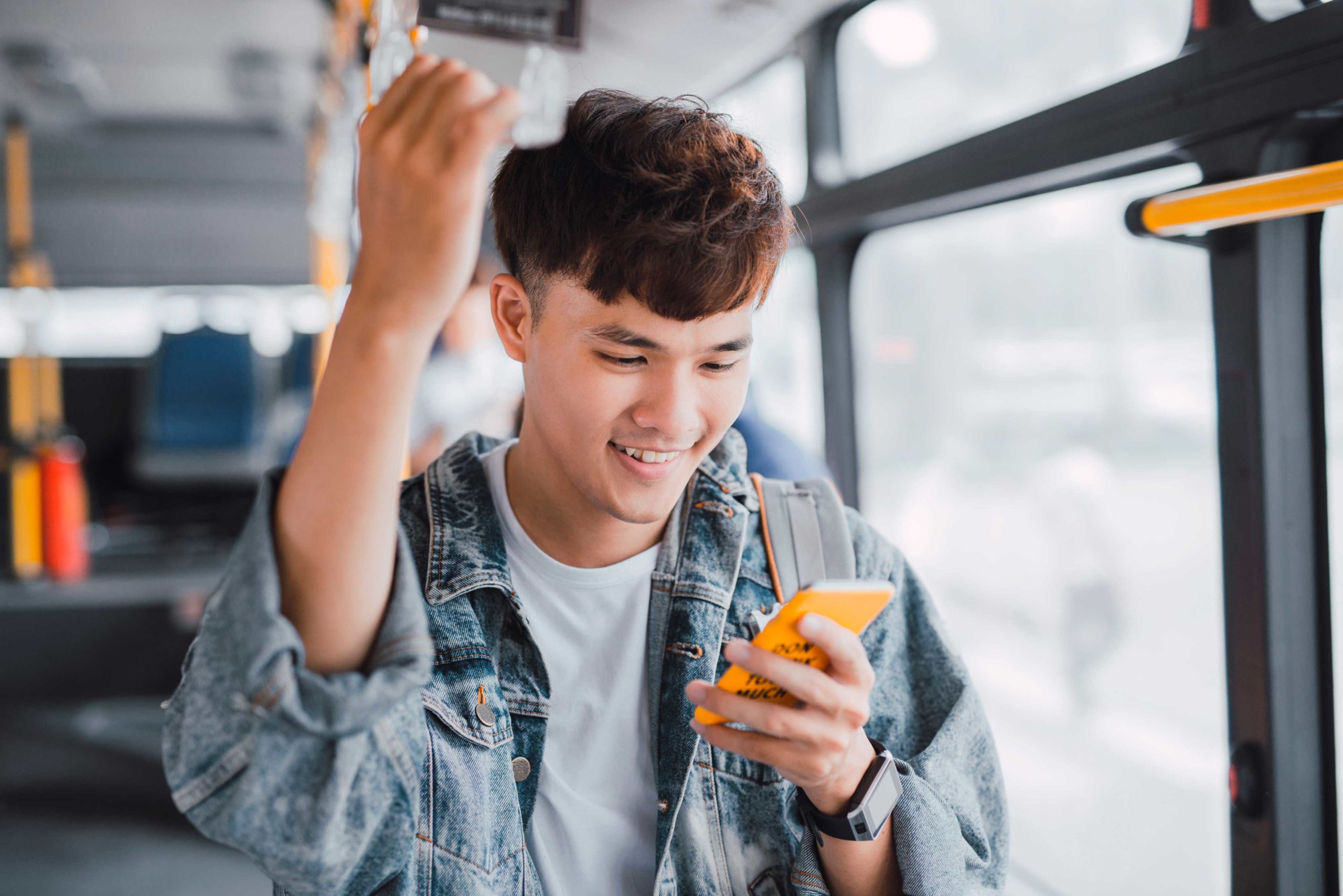 Mr-Jeff_Lifestyle_People_man-with-phone_02