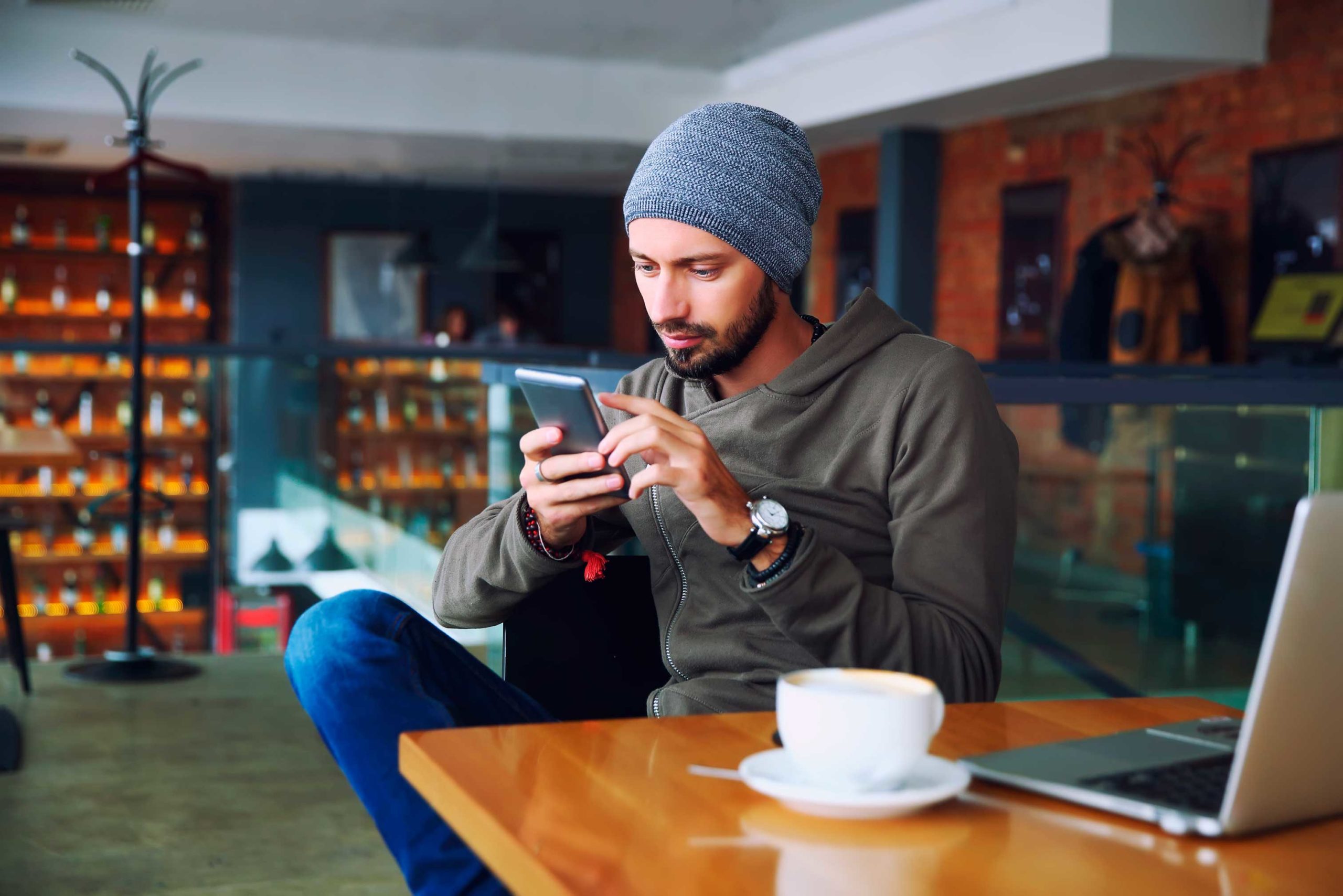 Mr-Jeff_Lifestyle_People_man-with-phone_05