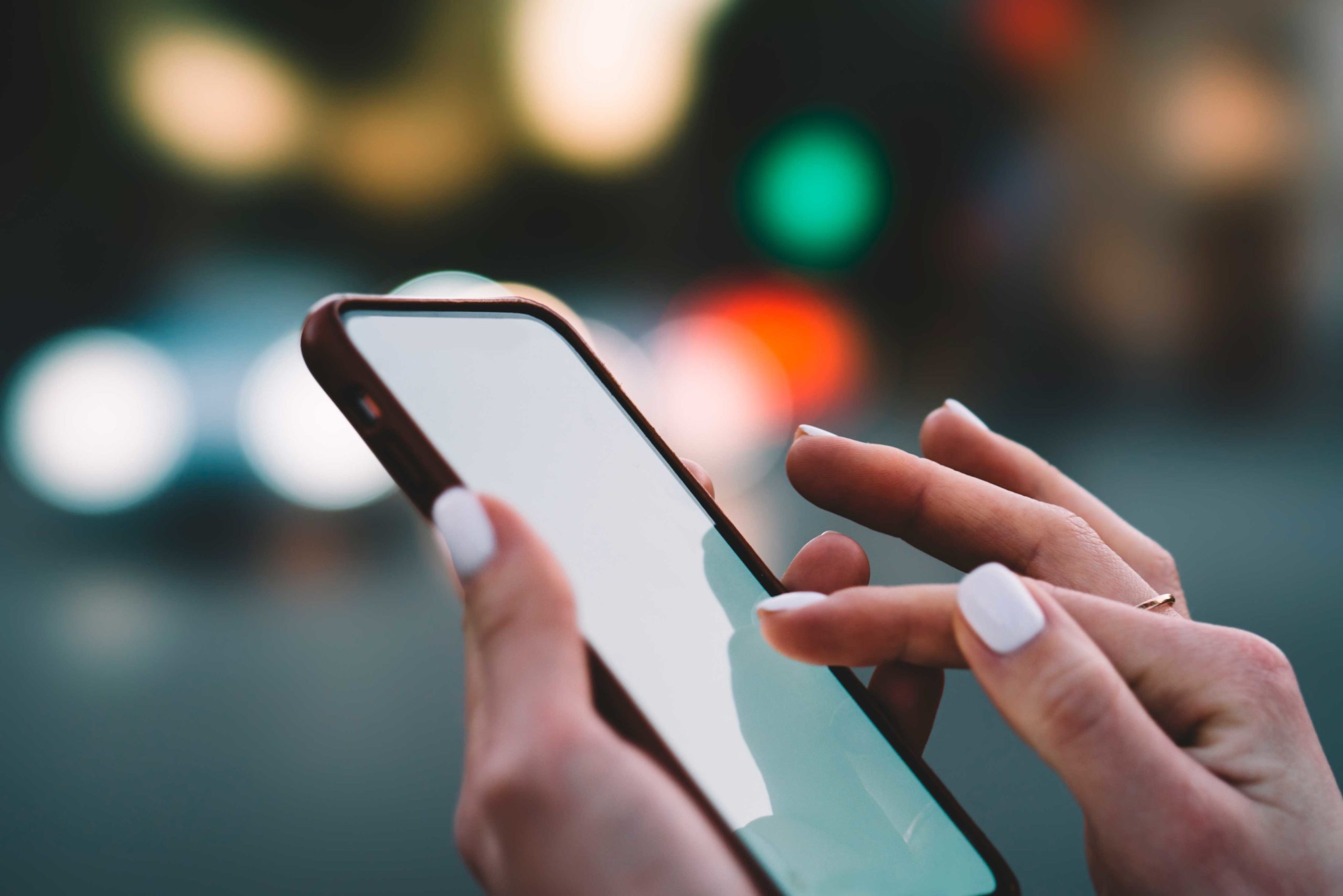 Mr-Jeff_Lifestyle_People_Woman-hand-with-phone_02