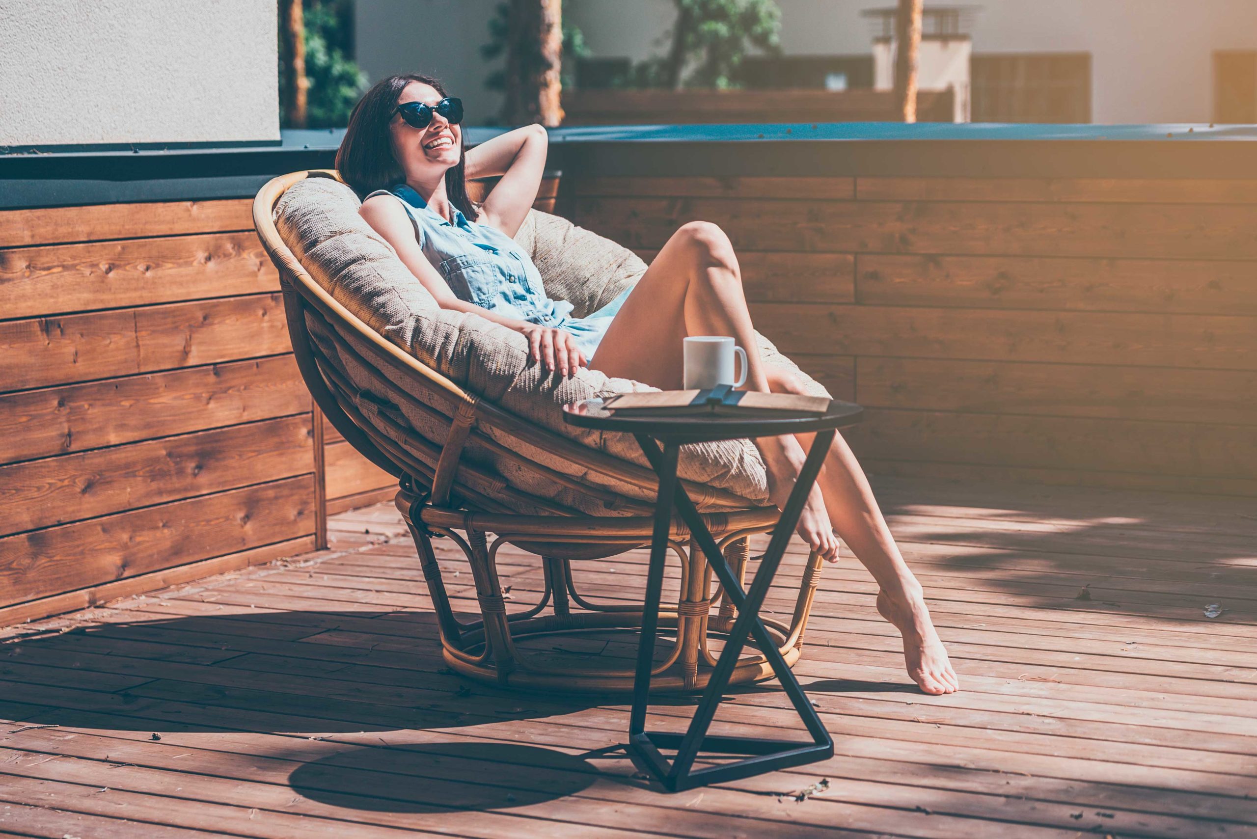 Mr-Jeff_Lifestyle_People_woman-in-terrace_01