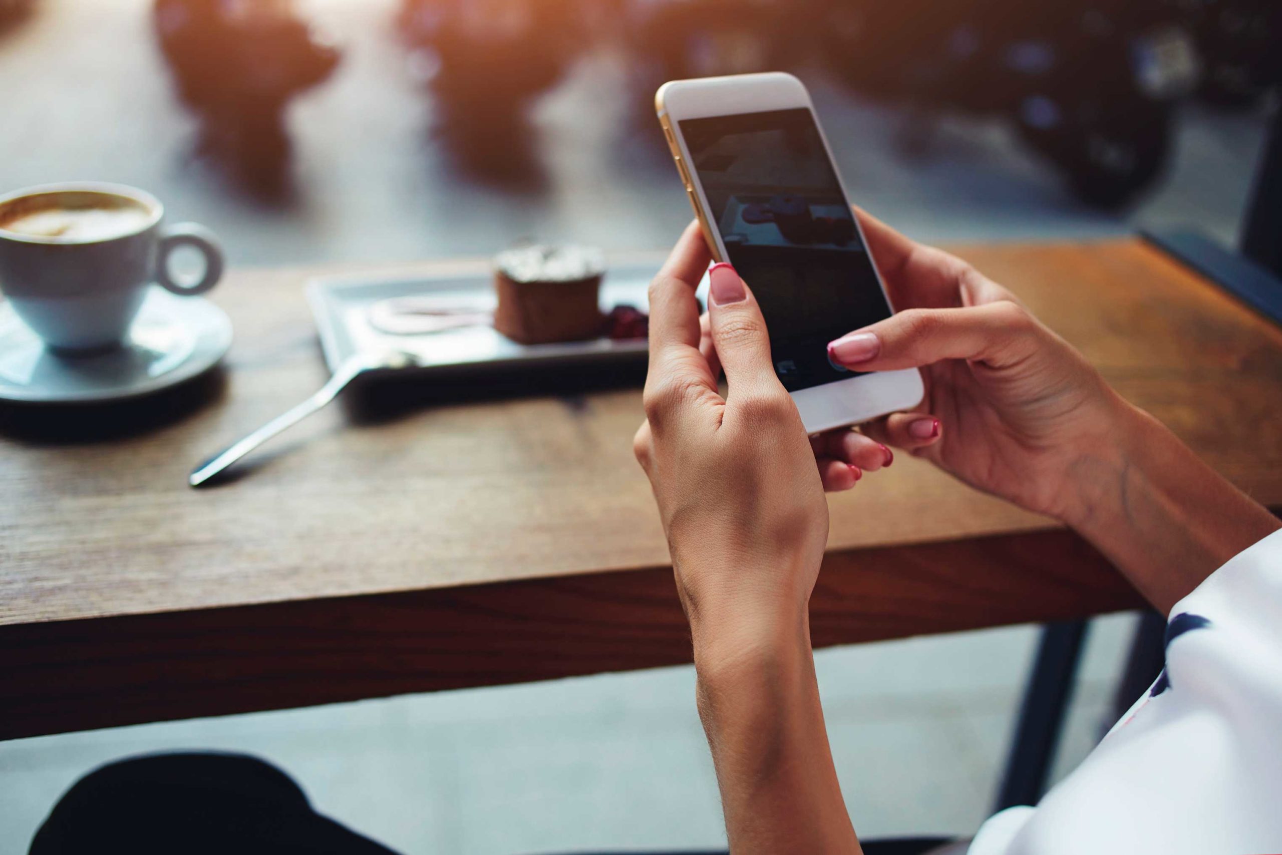 Mr-Jeff_Lifestyle_People_woman-with-phone_02