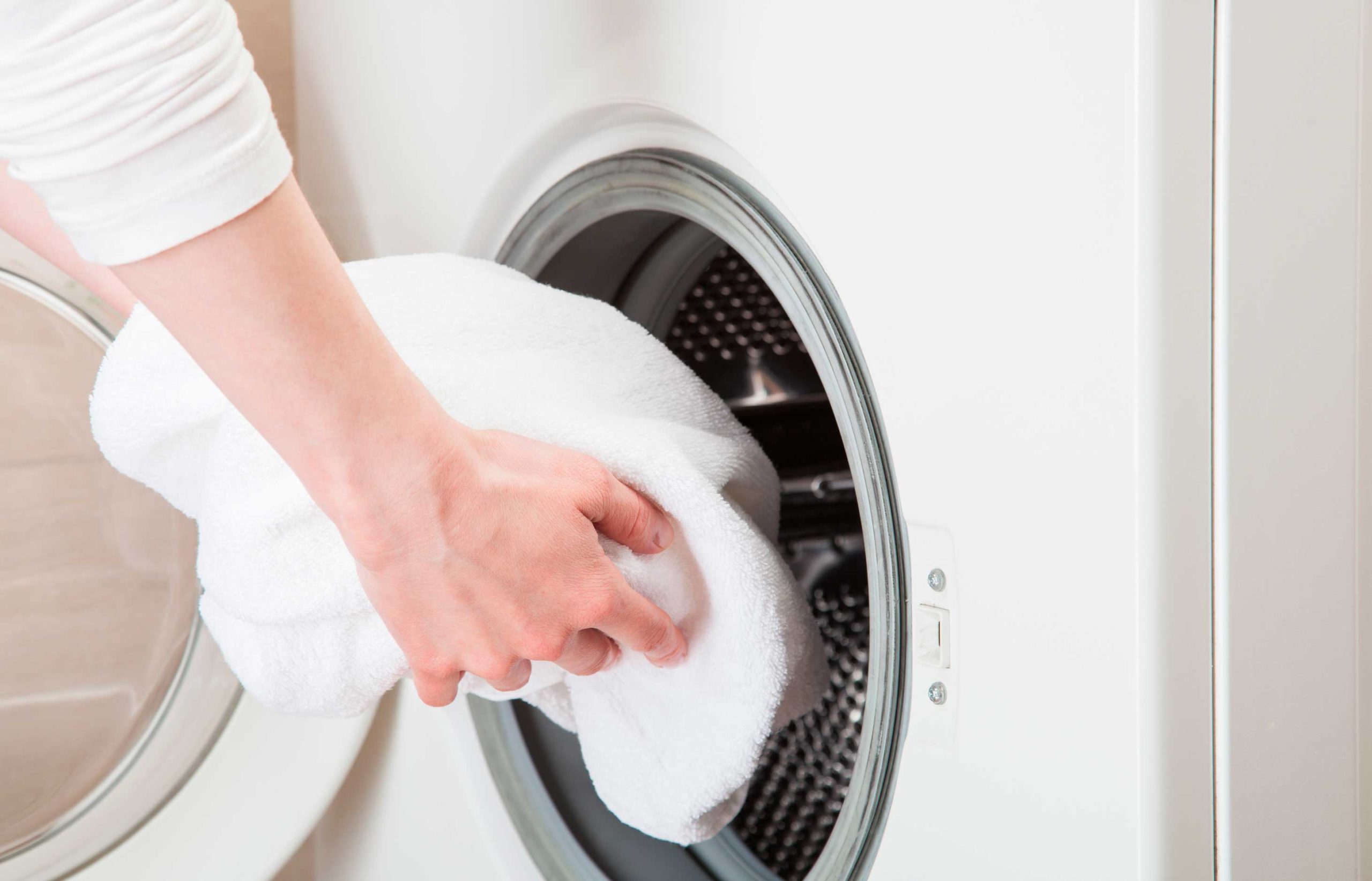 Mr-Jeff_Lifestyle_Services_Putting-clothes-in-washing-machine_01