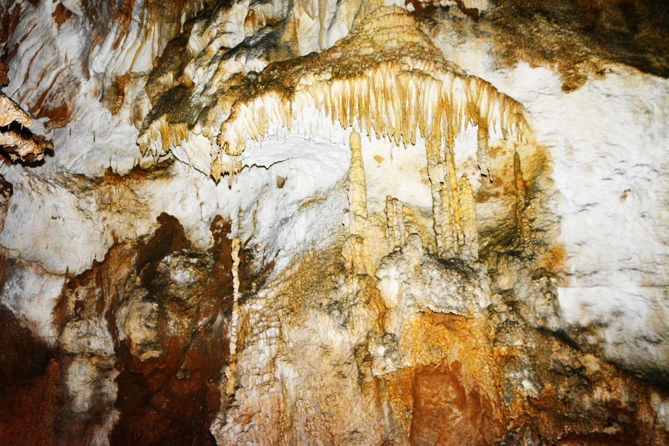 Peștera din Pârâul Orbului, Munții Bihor, fotografie de Liviu Vălenaș, 2021. (2)