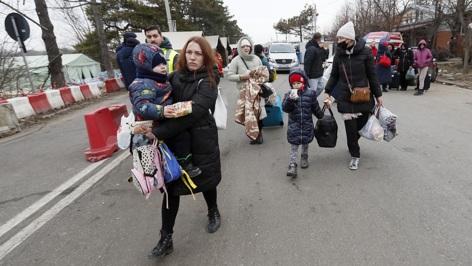 Ukrainian refugees crossing in Romania