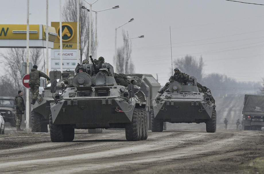 Russian troops in Crimea head to mainland Ukraine