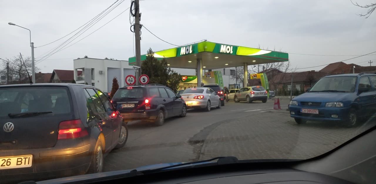 FOTO: Cozi la carburant în Bihor 09.03.2022