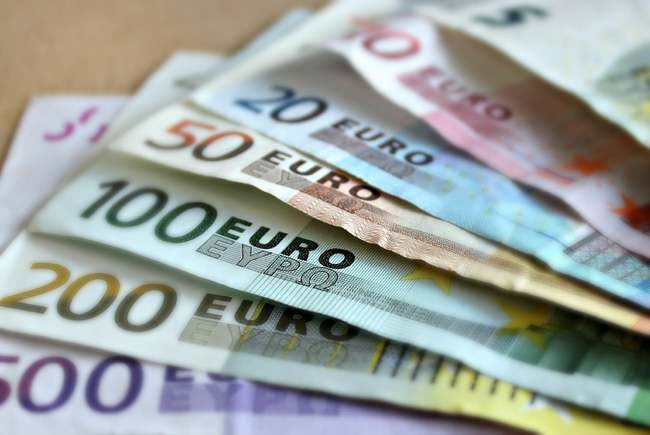 România renunță momentan la aderarea la Zona Euro. Bulgaria adoptă moneda din 2024 thumbnail