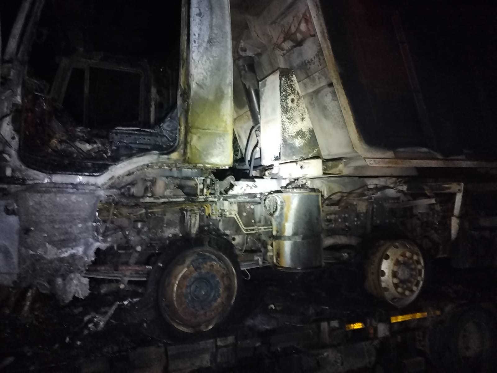 FOTO: Incendiu la o basculantă aflată pe un trailer 24.06.2022