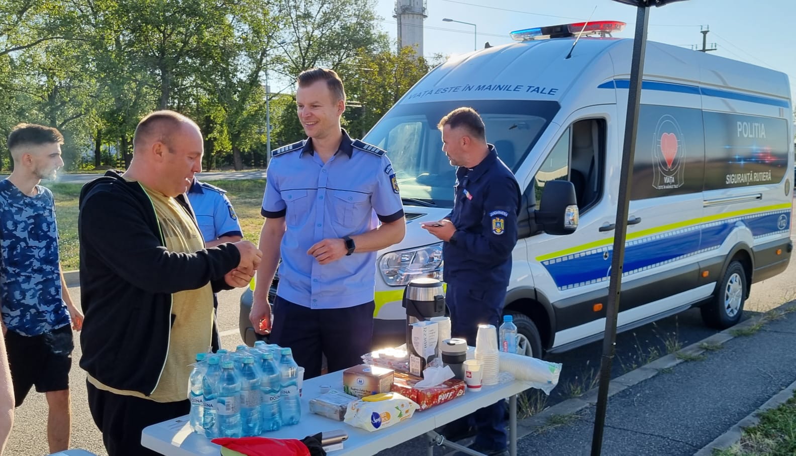 FOTO: Apă și cafea pentru șoferi din partea polițiștilor 11.08.2022