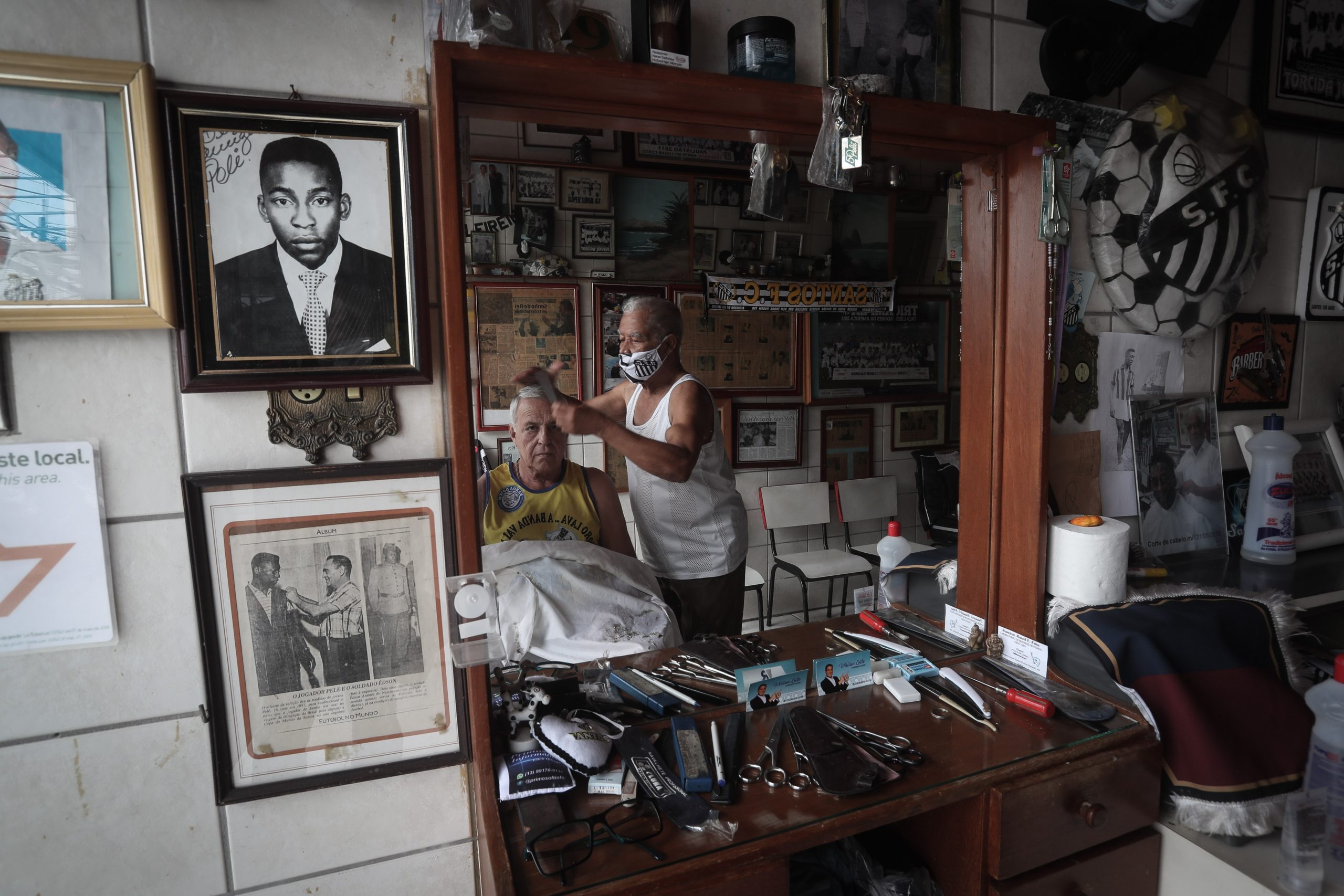 The eternal friendship between Pele and Didi, his hairdresser since 1956