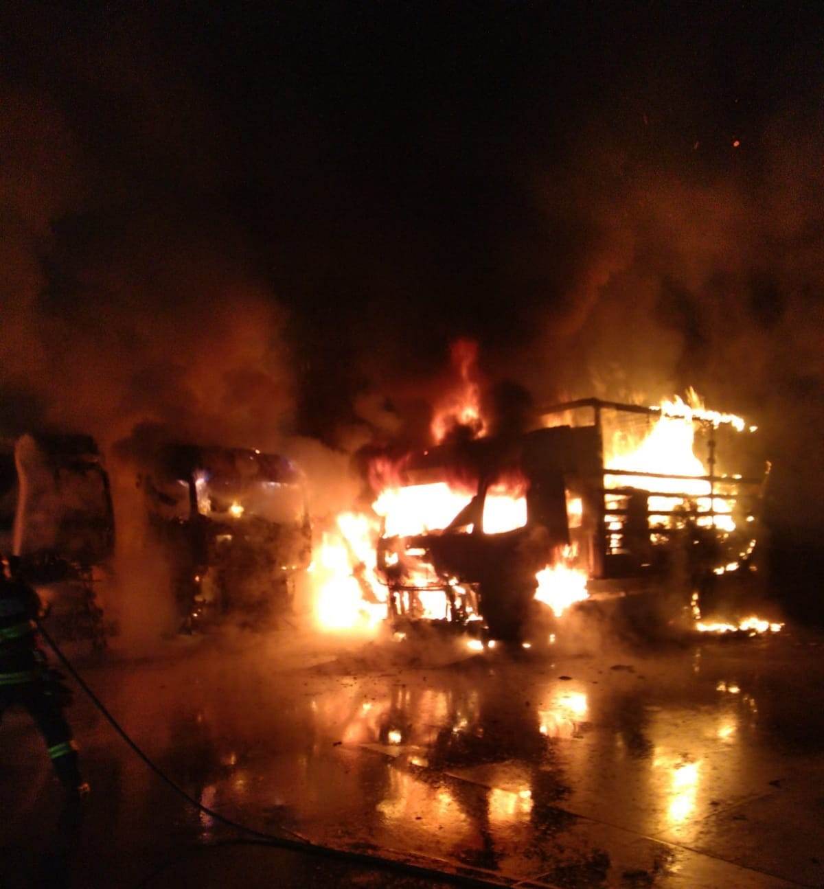FOTO: Incendiu de mari proporții în parcul auto al unei firme din Oradea, 25.12.2022