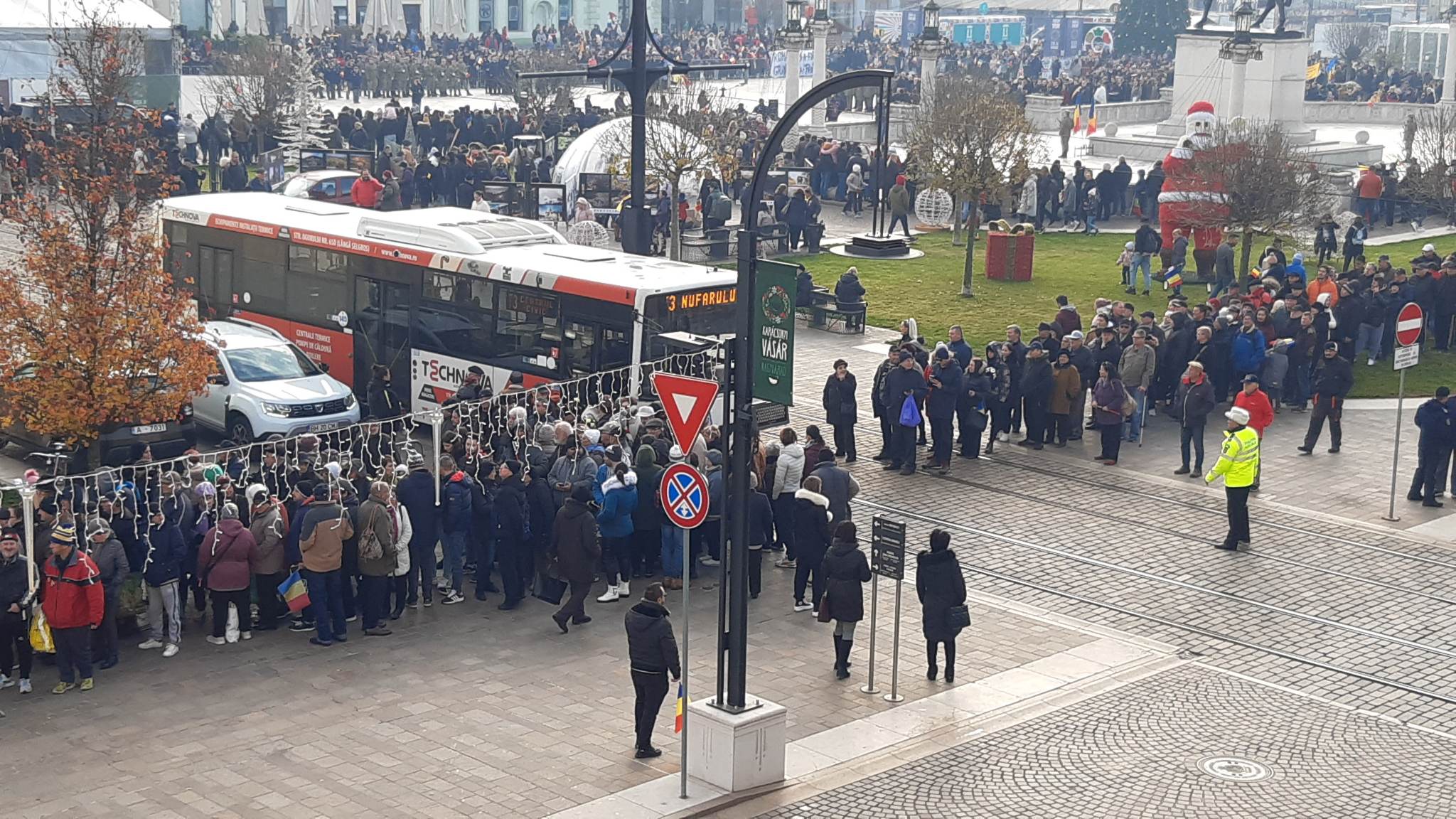 FOTO: Piața Unirii s-a umplut cu oameni cu ocazia festivității de 1 decembrie 1.12.2022