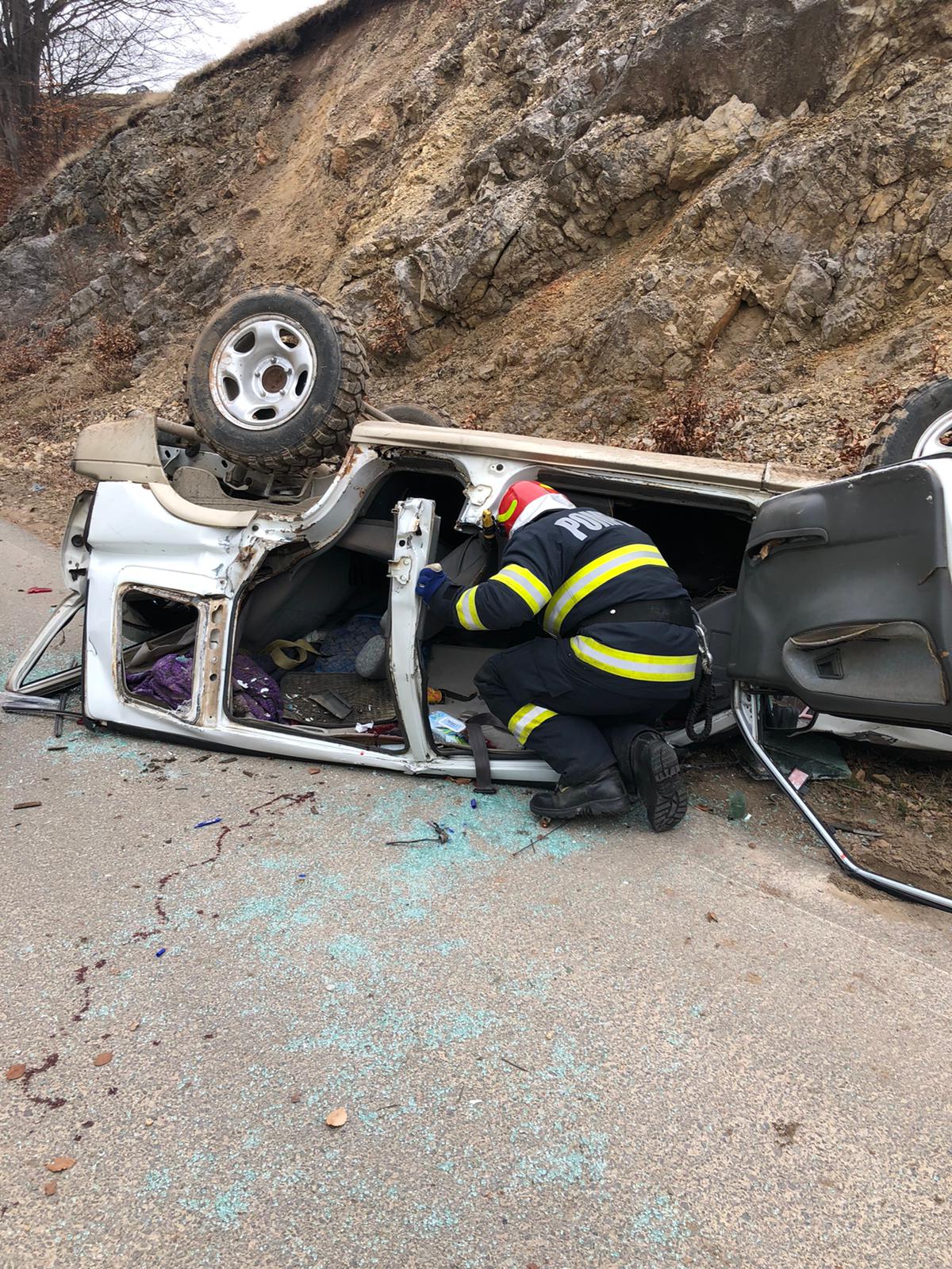 FOTO: Un bărbat a murit după ce autoturismul în care se afla a căzut 15 metri în gol în zona Ponoară, 26.01.2023