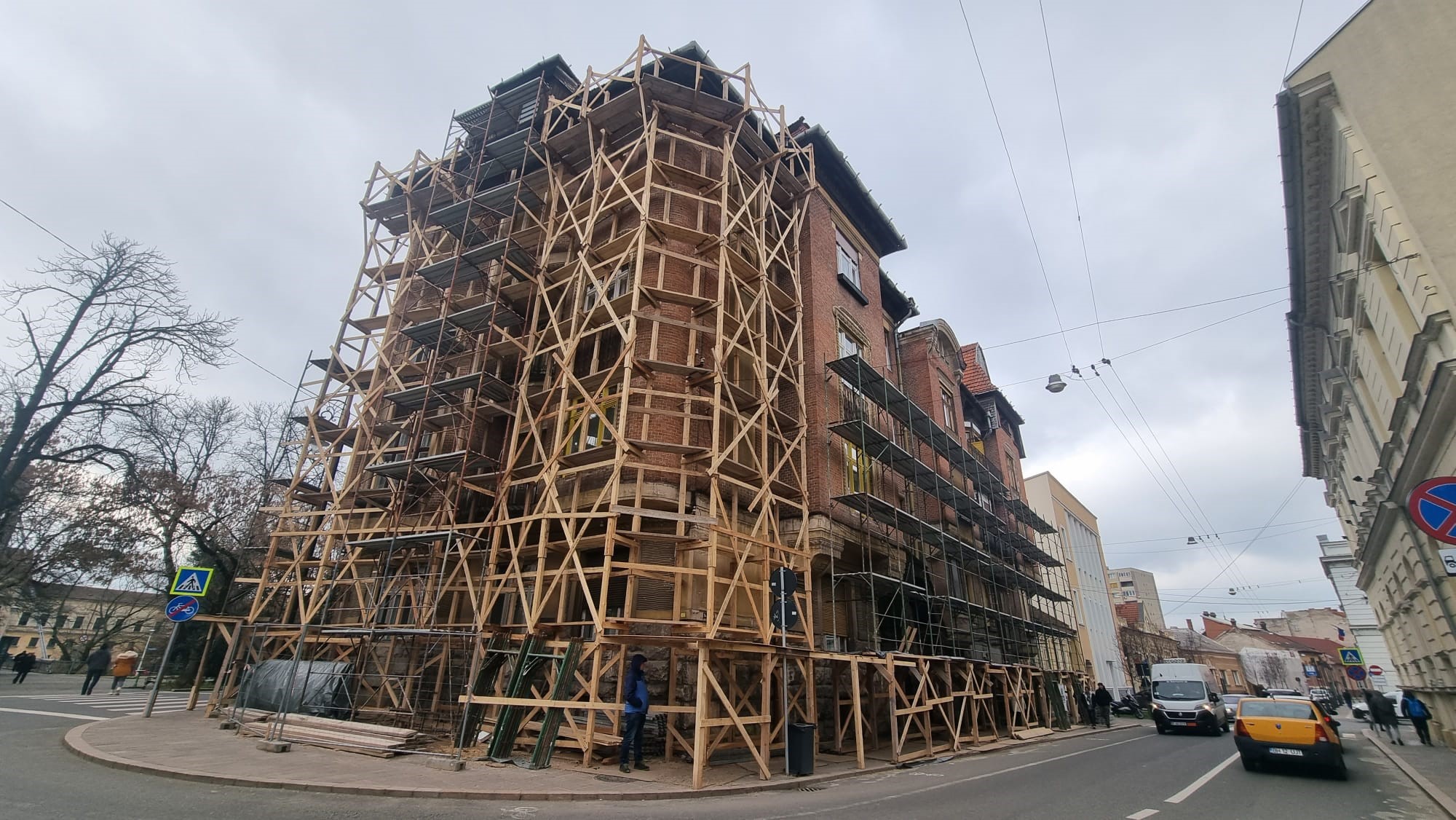 FOTO: Clădire impunătoare din Oradea, intrată în reabilitare 30.01.2023