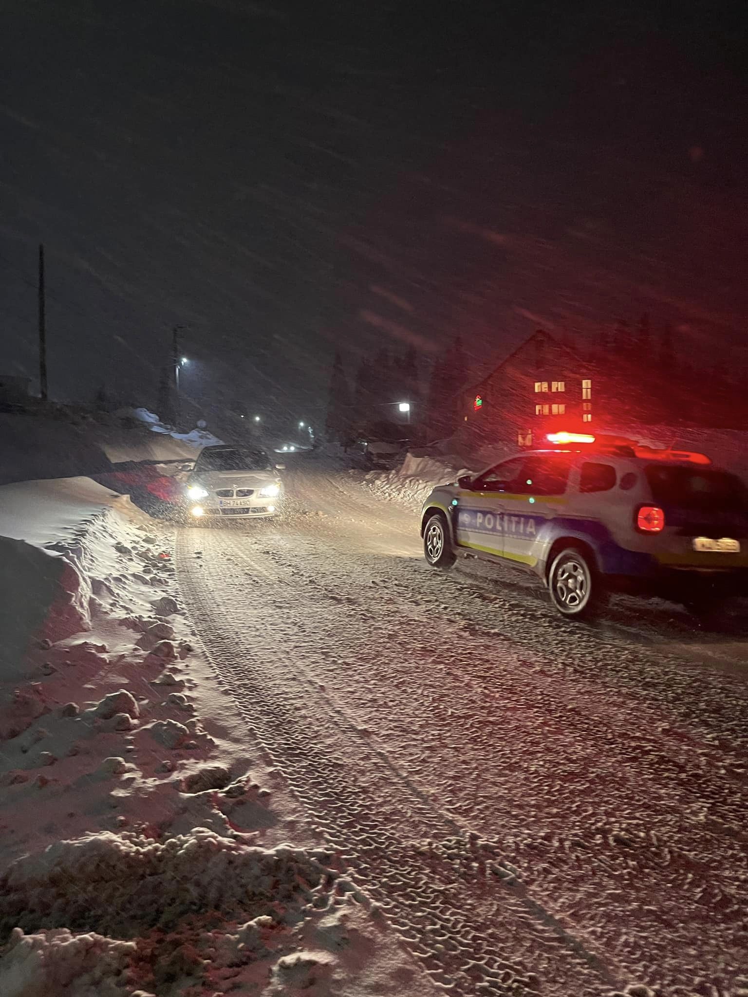 FOTO: Strat de zăpadă gros la Vârtop, 04.02.2023