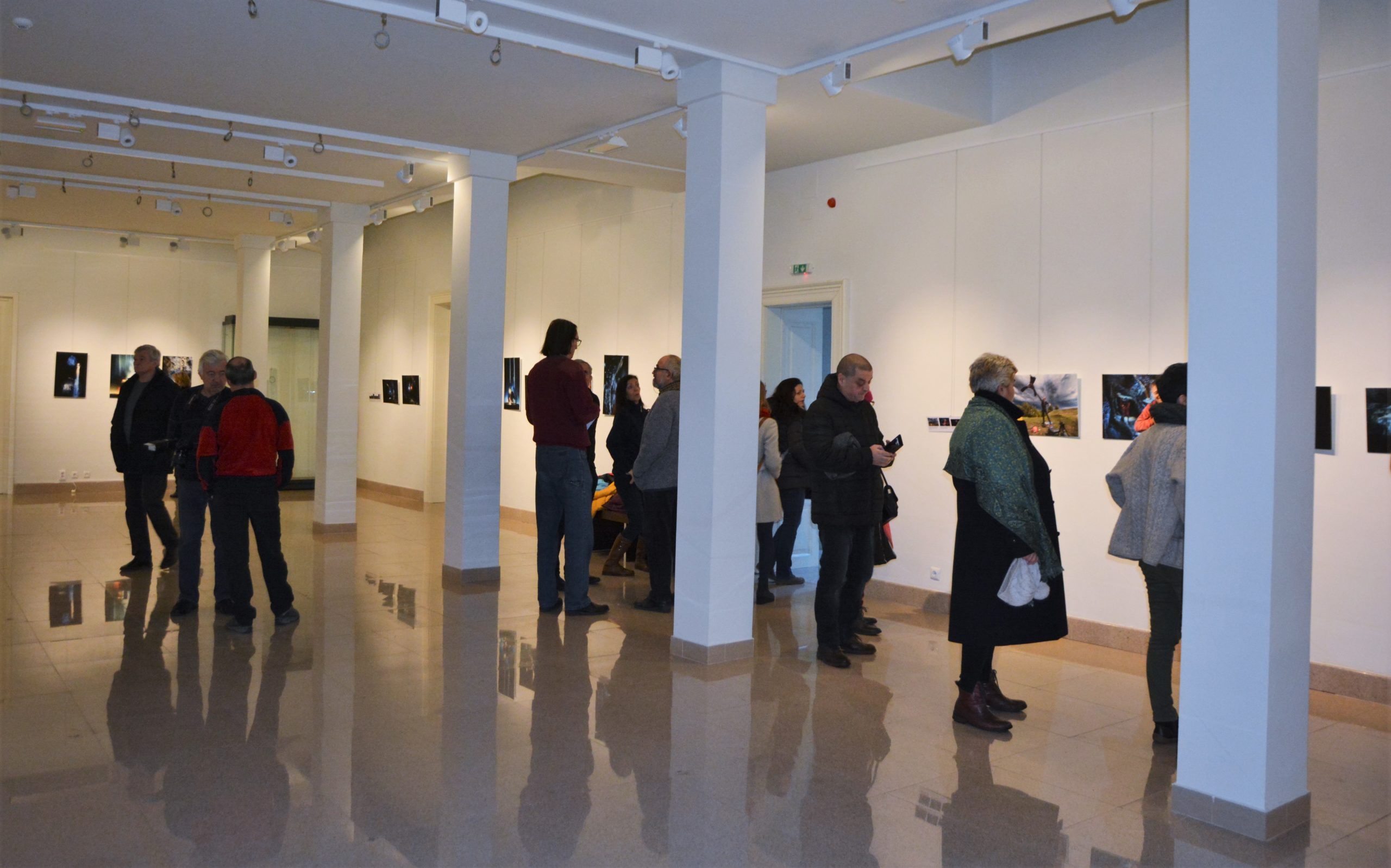 FOTO: Speologii artişti fotografi Cristian Tzecu și Cosmin Nistor au fotografiat urme de dinozaur pe tavanul unei peşteri, 04.02.2023