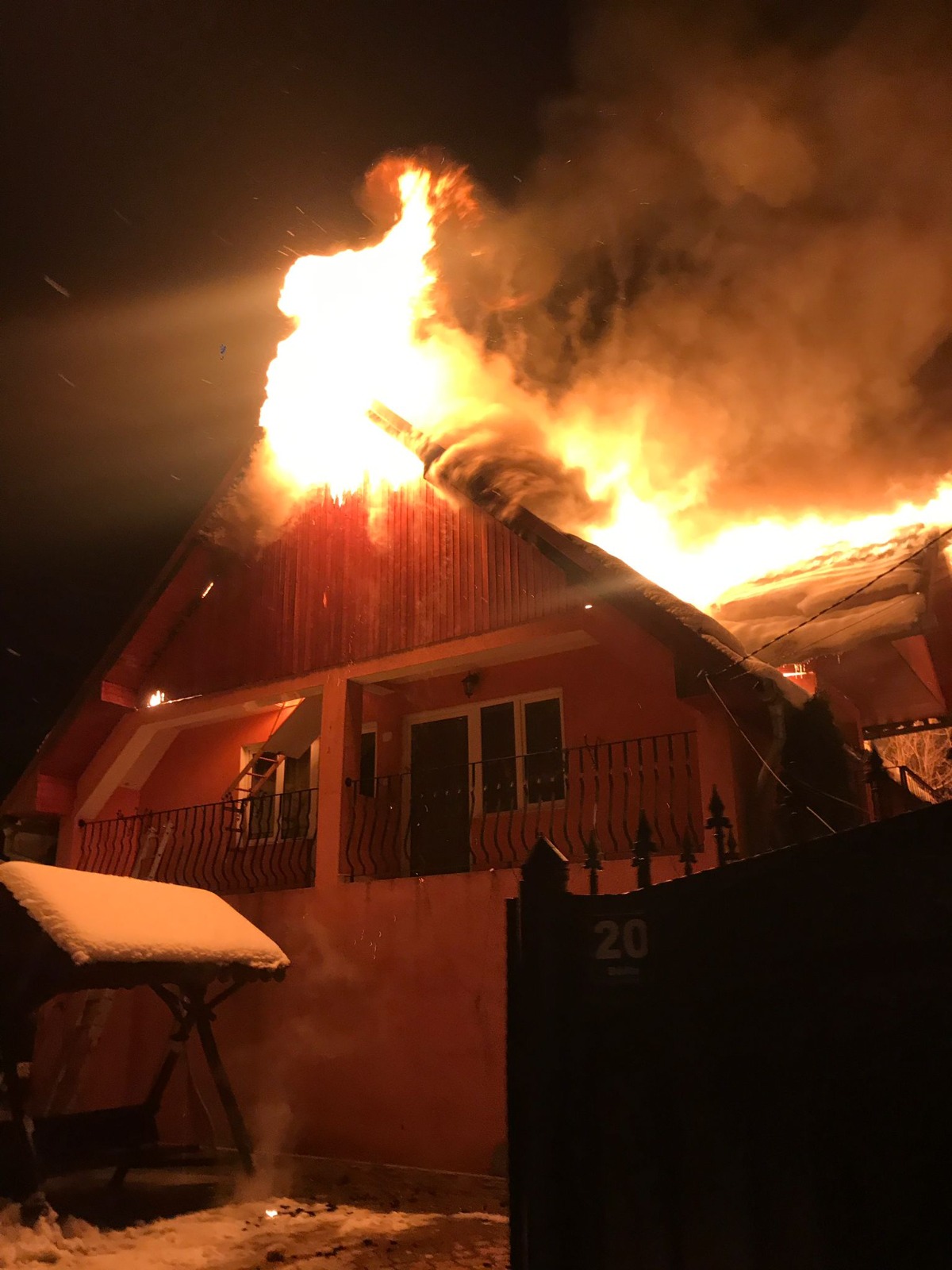 FOTO: Incendii violente în Aleșd și Băița. O întreagă casă a fost cuprinsă de flăcări, 05.02.2023