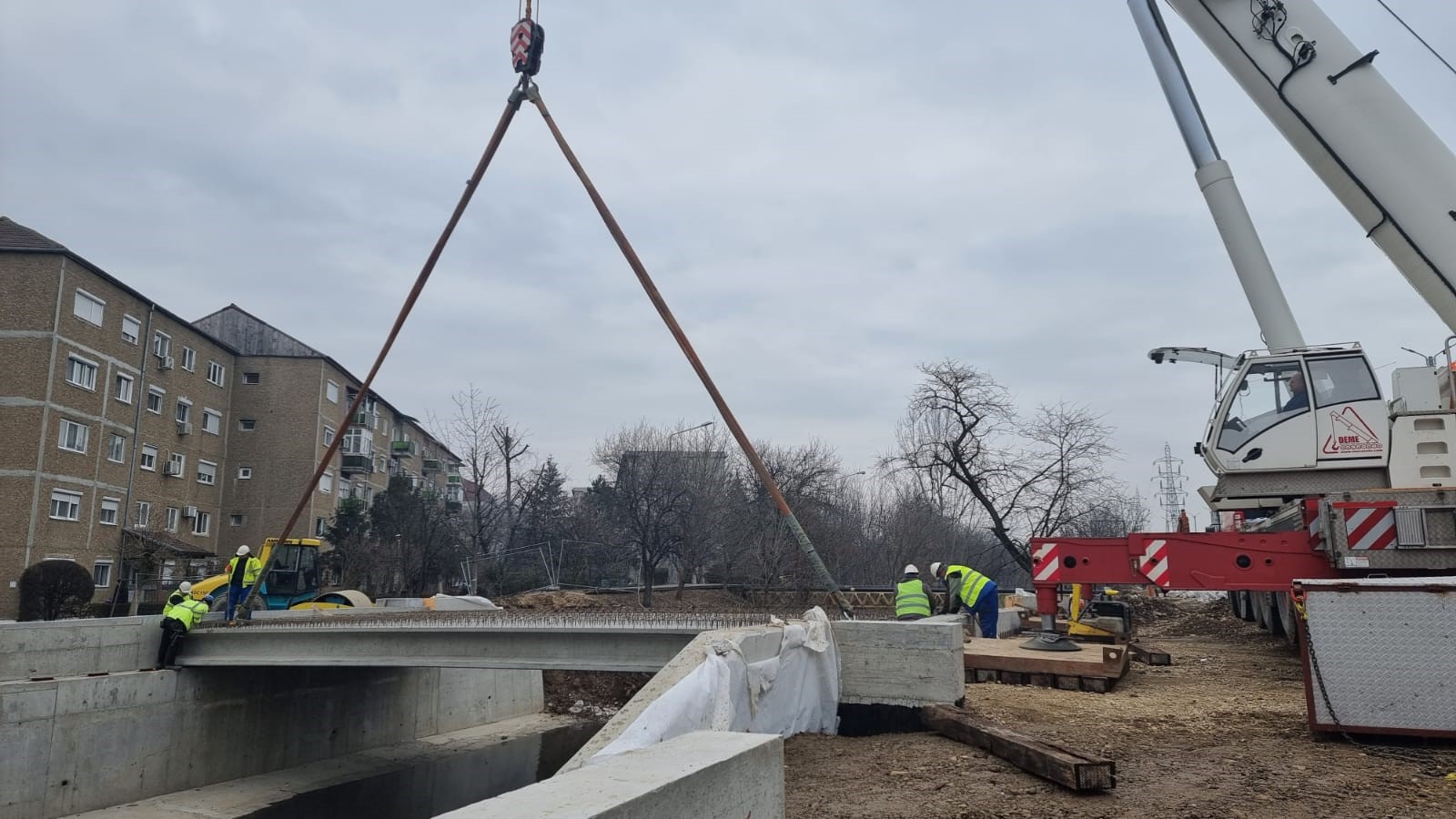 FOTO: Montarea grinzilor pentru noul pod peste Peța 14.02.2023