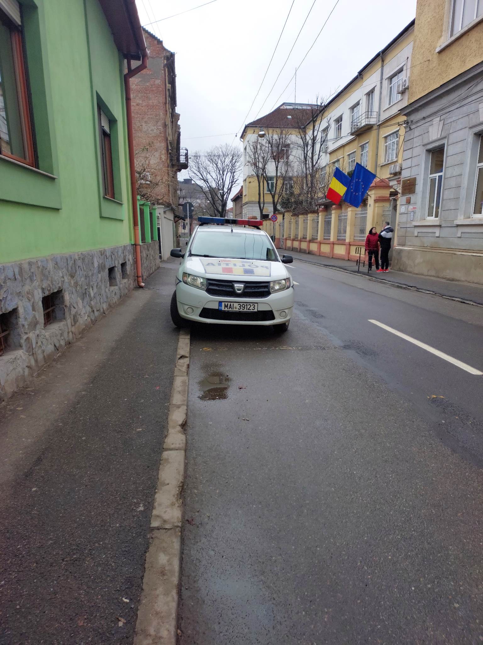 FOTO: Mașini de poliție parcate aiurea, 01.03.2023