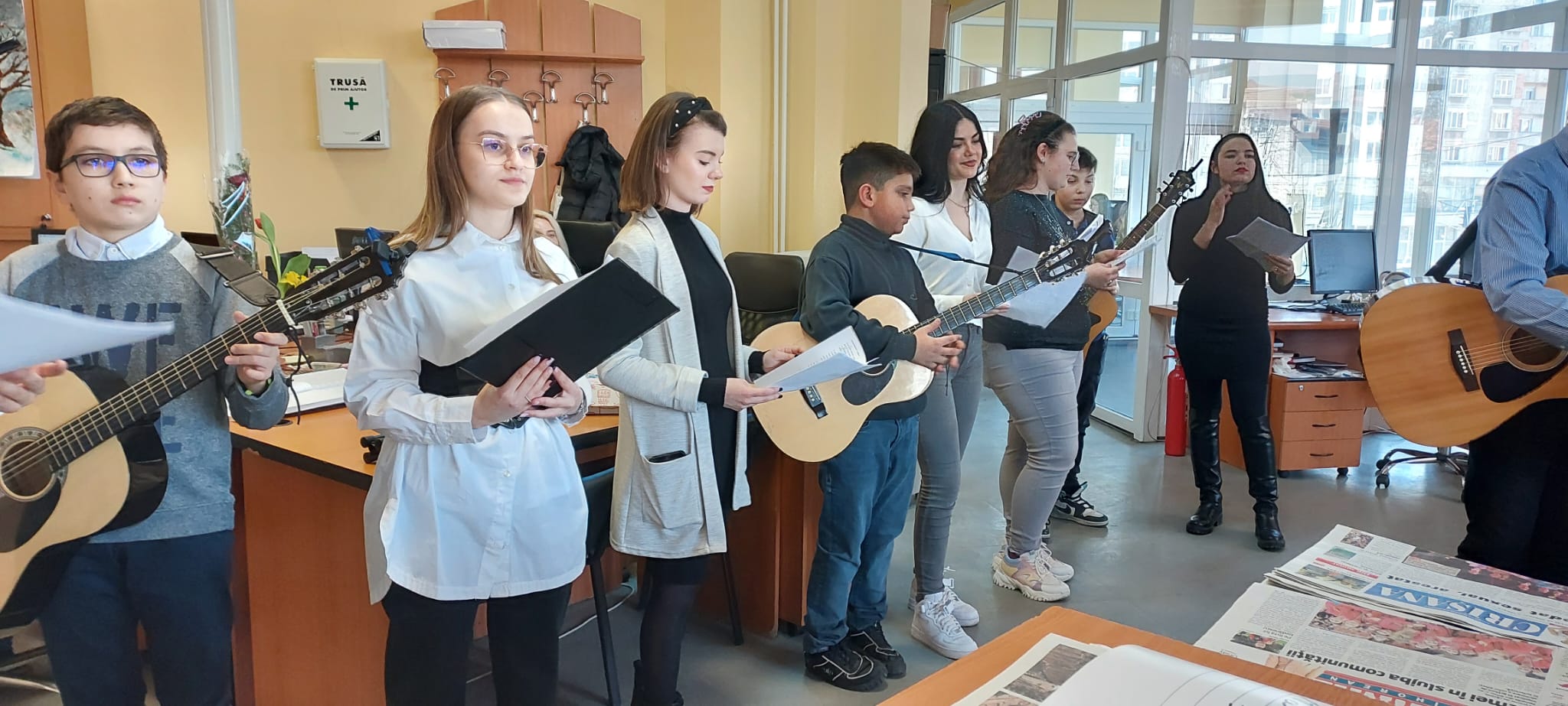 FOTO: Elevii profilului de chitară de la Liceul de Arte au vizitat redacția Jurnalului Bihorean și Bihon.ro, 08.03.2023