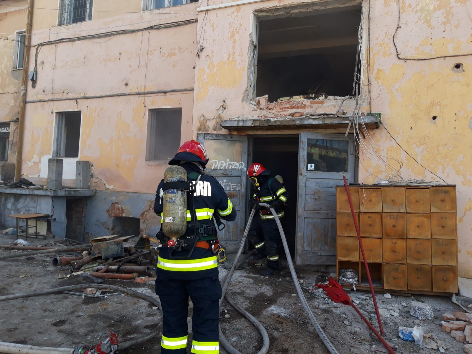 FOTO: Incendiu cu pericol de deflagrație la subsolul unei clădiri aflate peste drum de școala Nicolae Bălcescu, 14.03.2023
