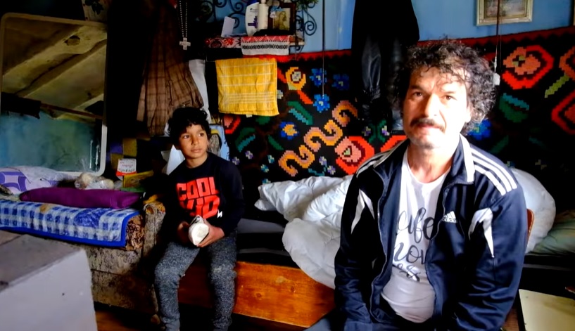 FOTO: Un tată cu patru copii locuiește într-o casă izolată și fără curent, 14.03.2023