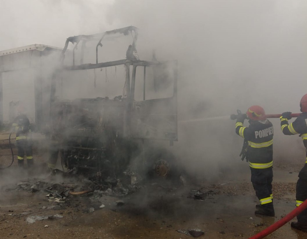 FOTO: Incendiu la un camion dintr-o parcare, 15.03.2023