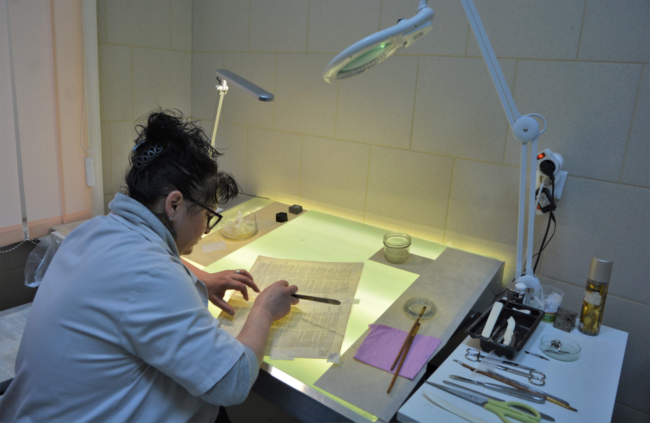 FOTO: Restauratorul Oana Pitic-Băruţa vindecă „cicatricile” de pe corpul cărţilor vechi, 19.03.2023