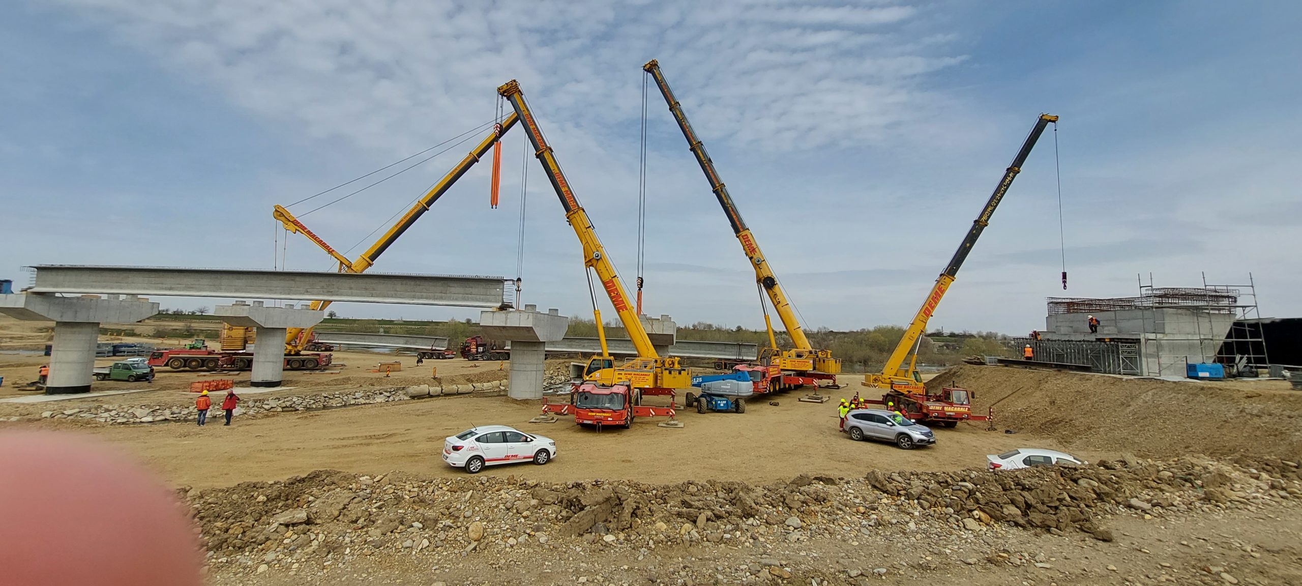 FOTO: Se montează primele grinzi la drumul de legăturu cu Autostrada Transilvania 20.03.2023