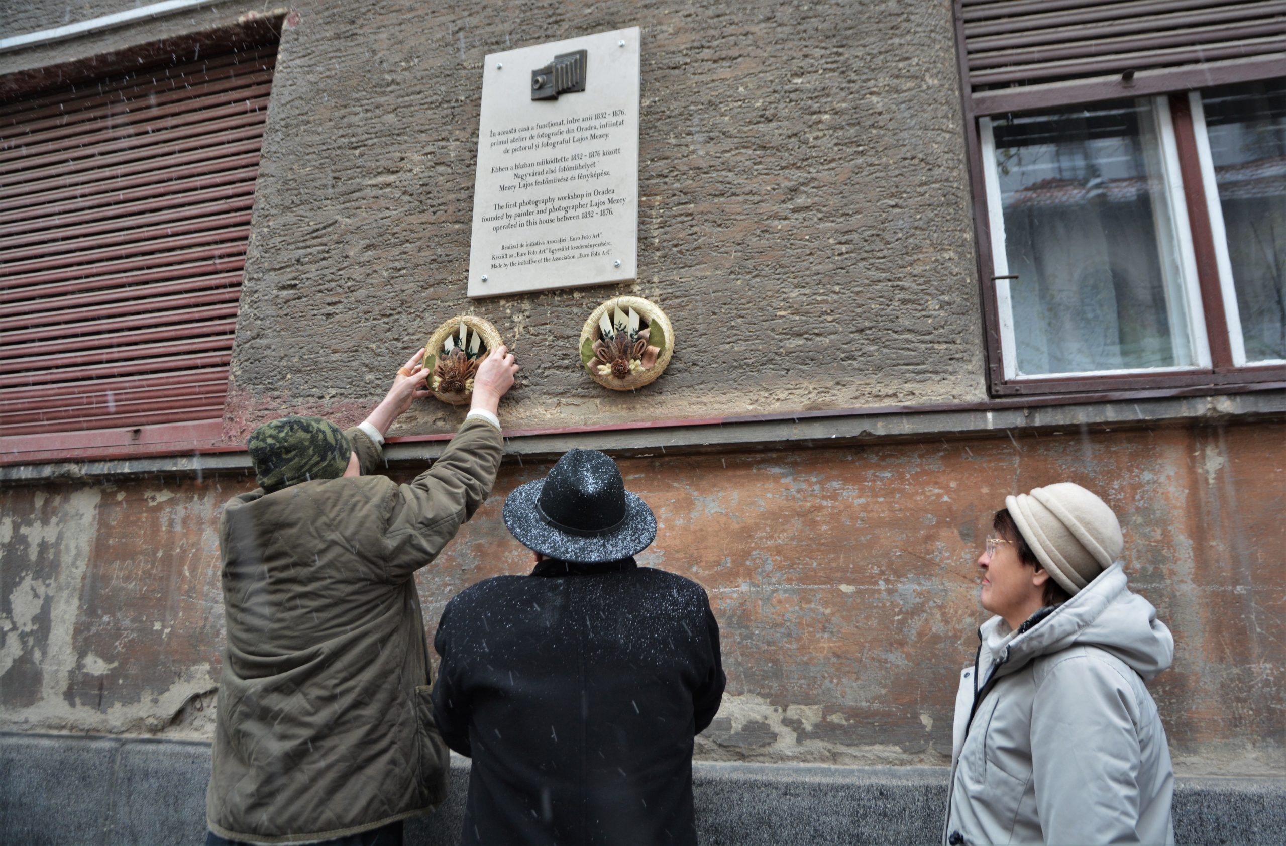 FOTO: Placa comemorativă dedicată lui Mezey Lajos a fost dezvelită de strănepoţii acestuia, 06.04.2023