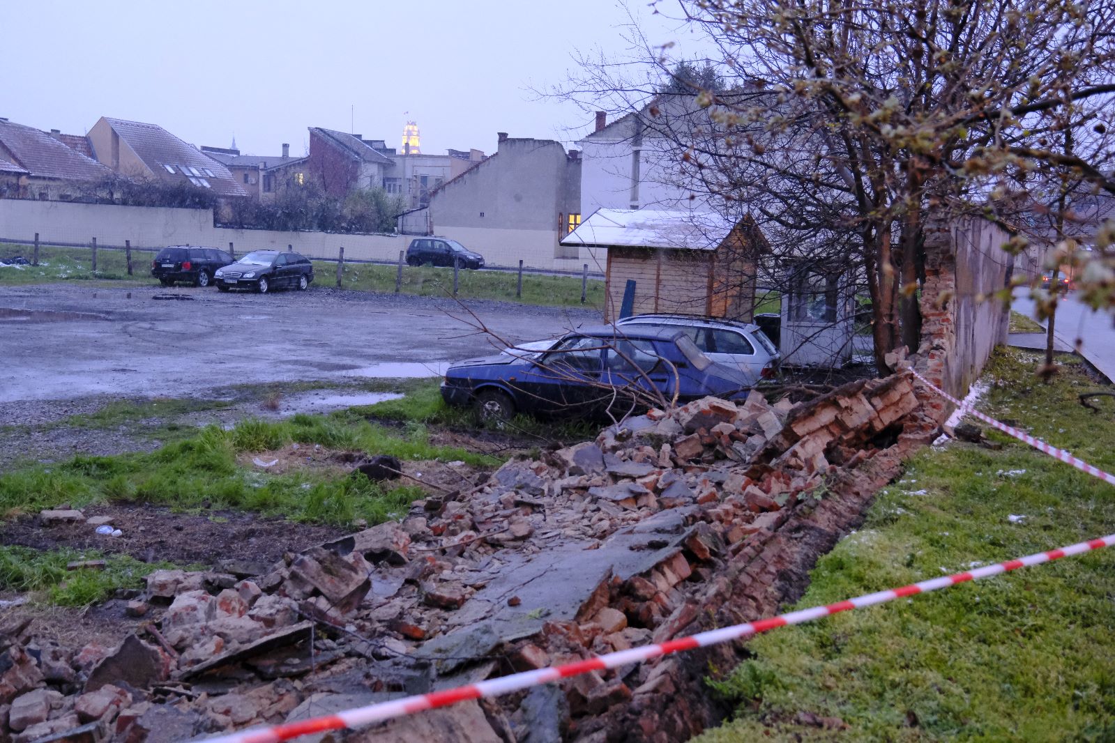 FOTO: Zid prăbușit peste mașinile ridicate de Primărie 6.04.2023