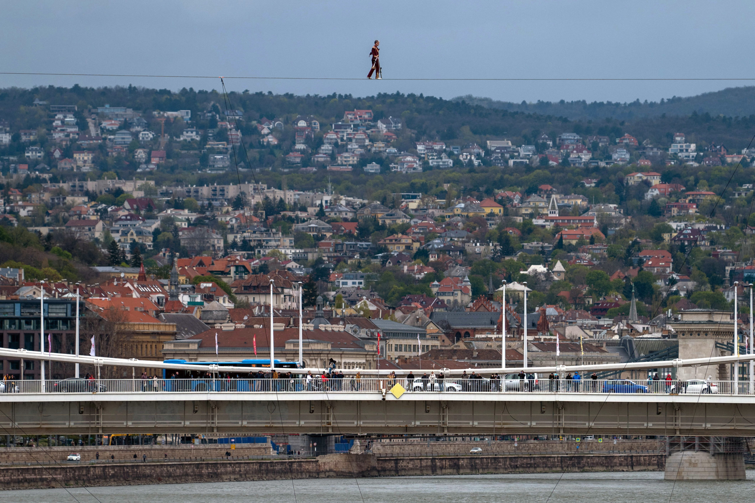 FOTO: Un acrobat a traversat Dunărea pe frânghie, la o înălțime de 30 de metri, 17.04.2023