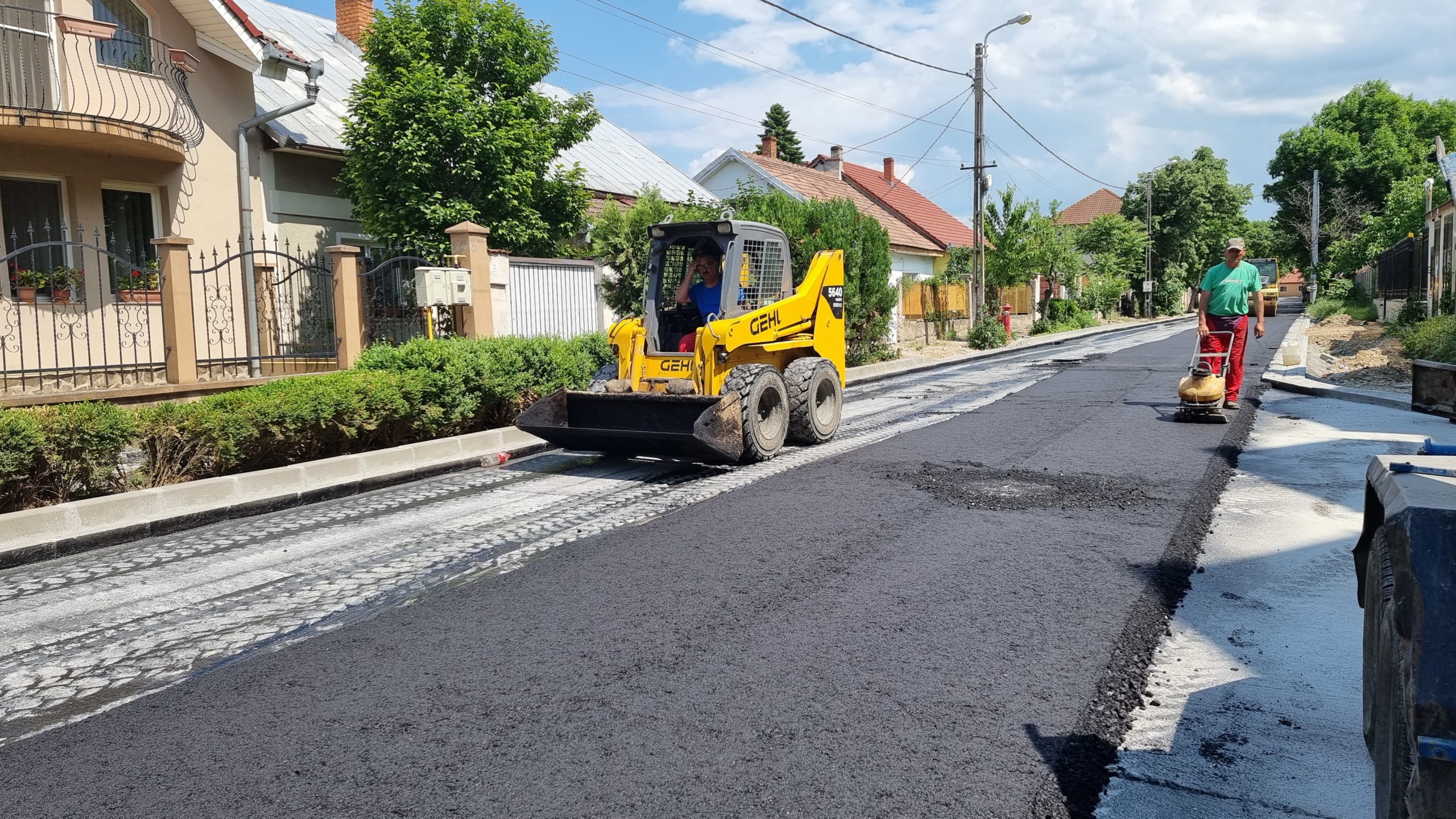 FOTO: Se lucrează la asfaltarea str. Bacăului, situată în zona Universității din Oradea, 27.05.2023