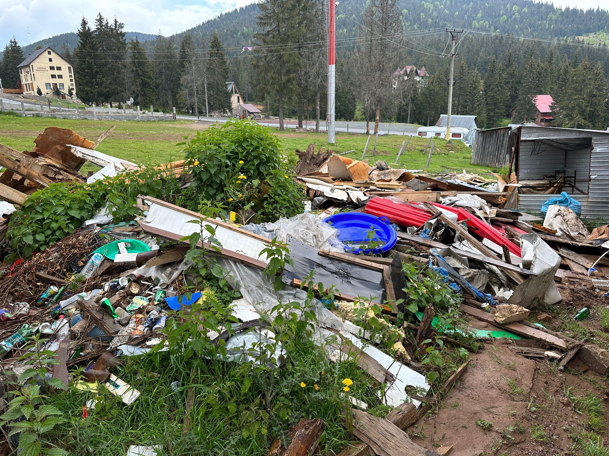 FOTO:  Poluare la Vârtop 5.06.2023